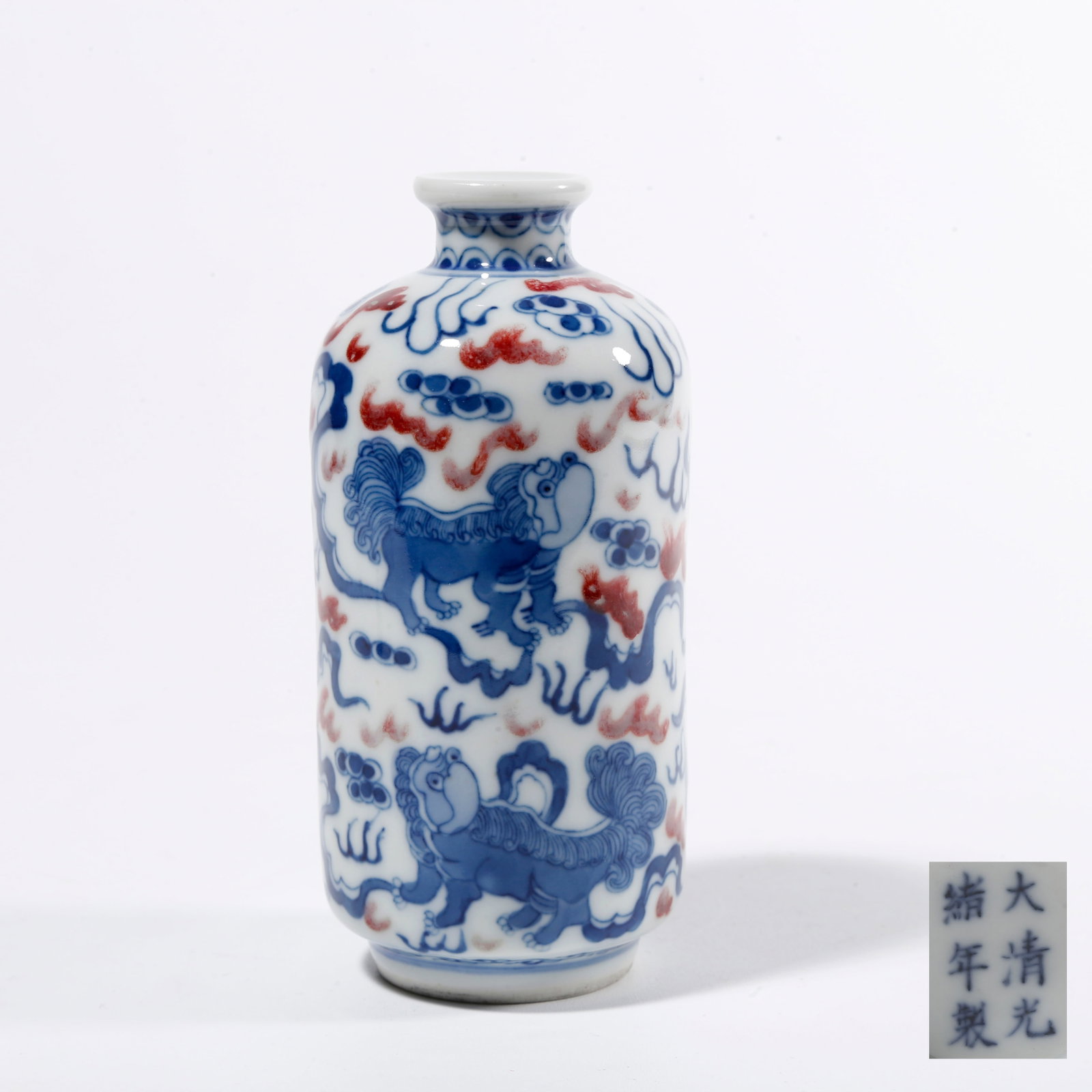 A BLUE AND WHITE UNDERGLAZE RED SNUFF BOTTLE WITH LION PATTERN (1 of 9)