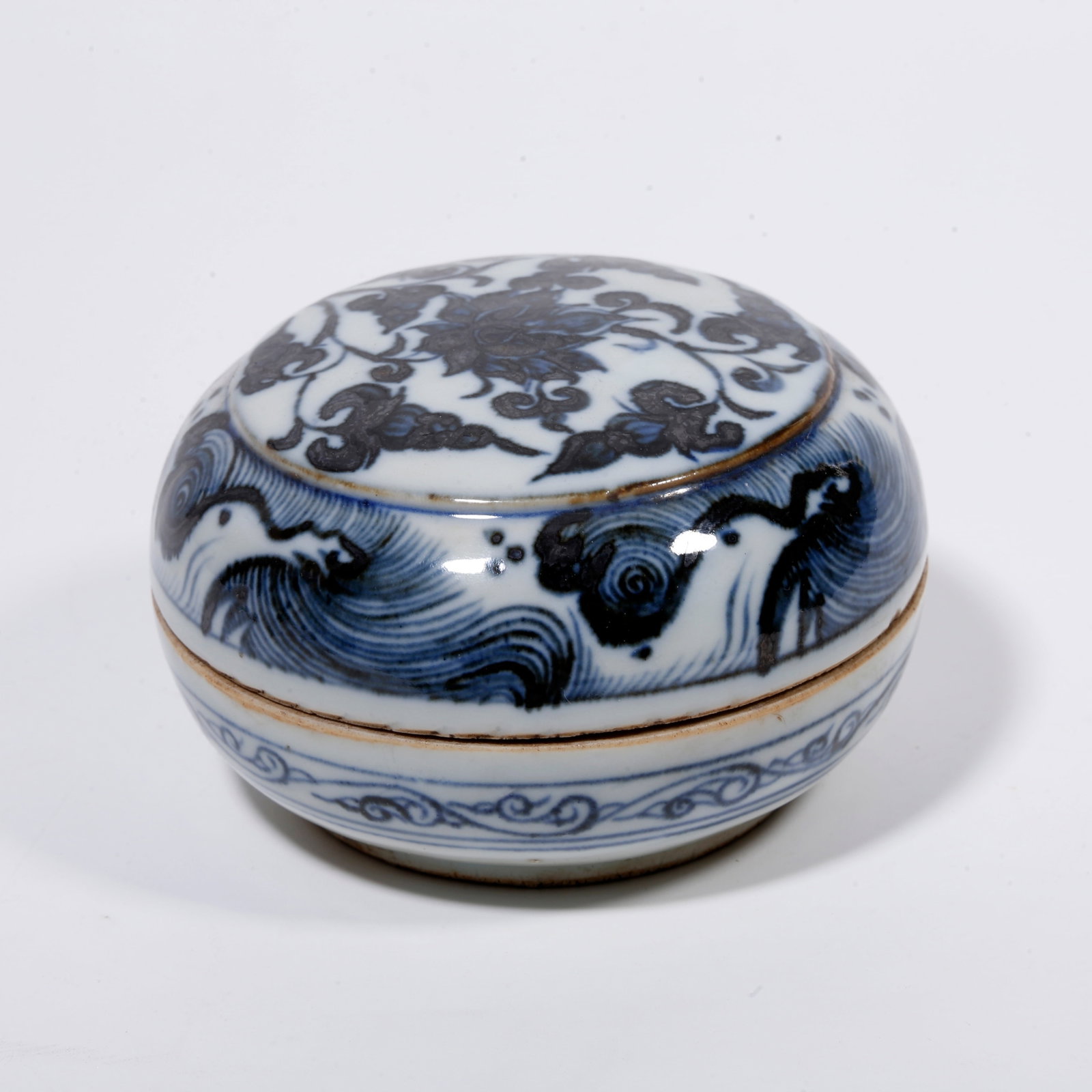 A BLUE AND WHITE LIDDED BOX WITH INTERLOCKING FLORAL PATTERN: Blue and White Lidded Box with Interlocking Floral Pattern