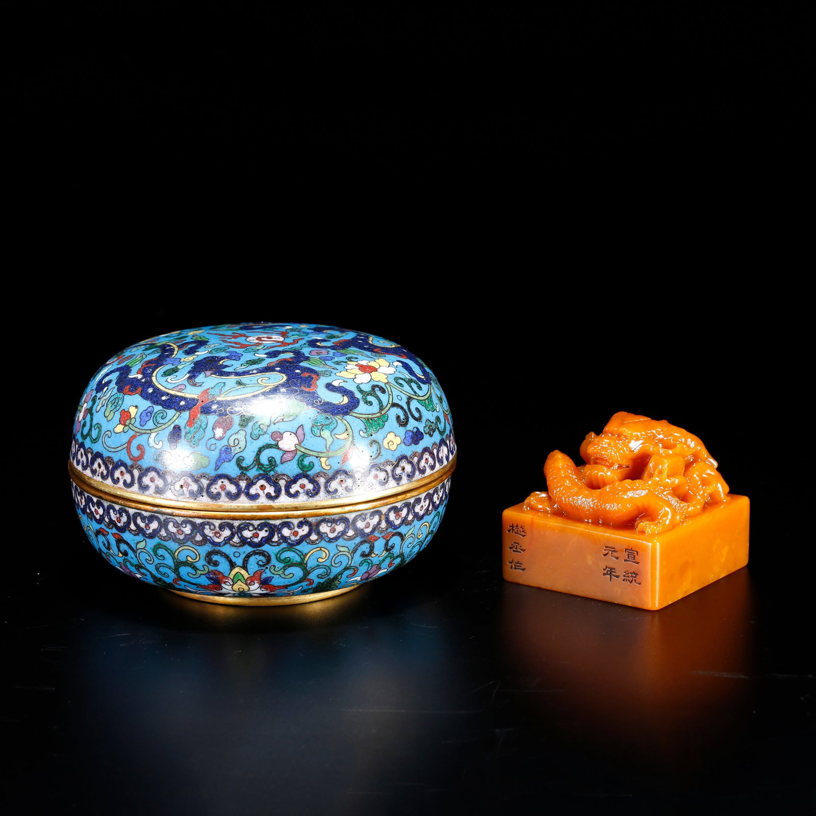 A SEAL WITH DRAGON KNOB CARVED FROM SHOUSHAN TIANHUANG STONE (1 of 10)