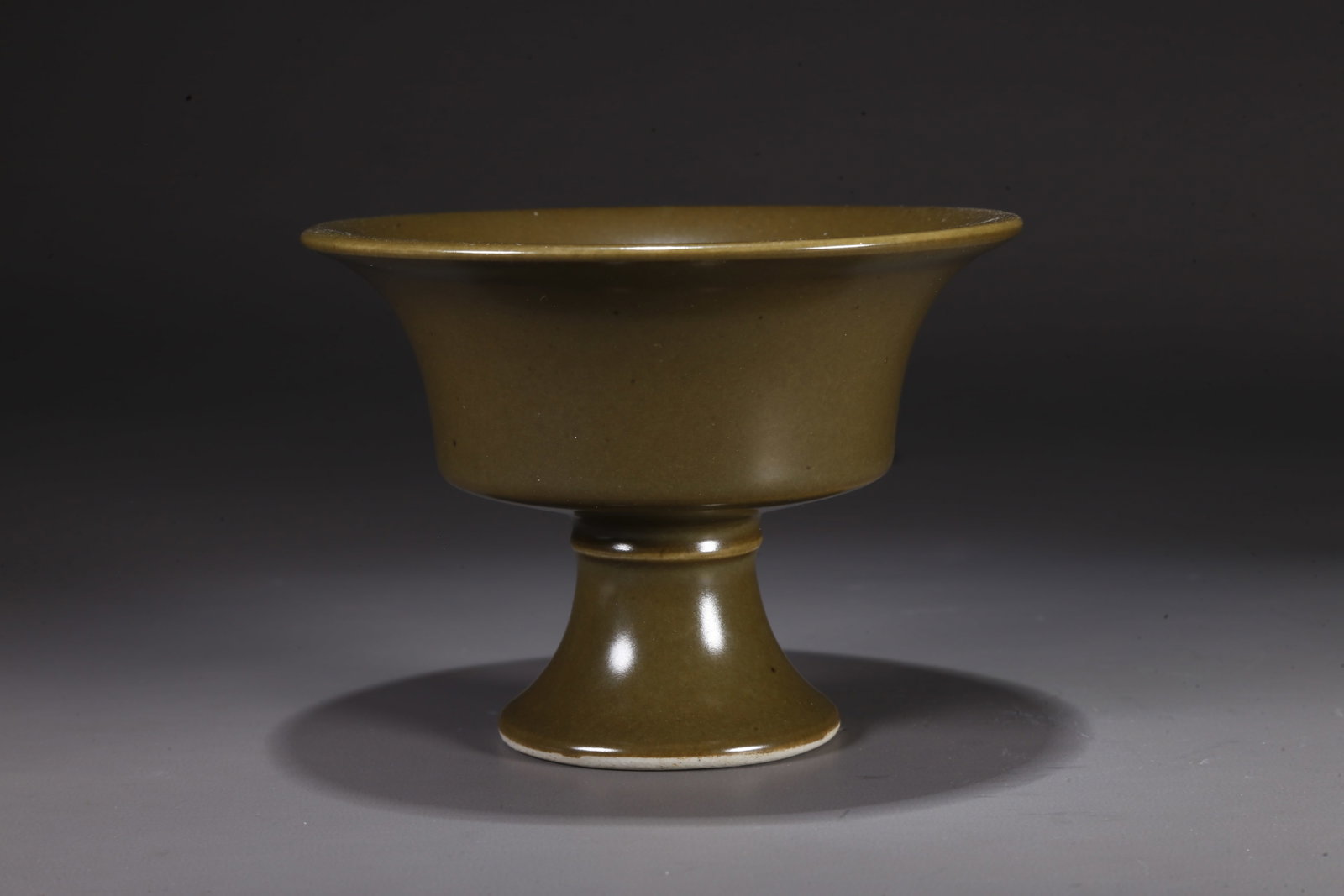 A TEA-DUST GLAZED STEMMED CUP - 2
