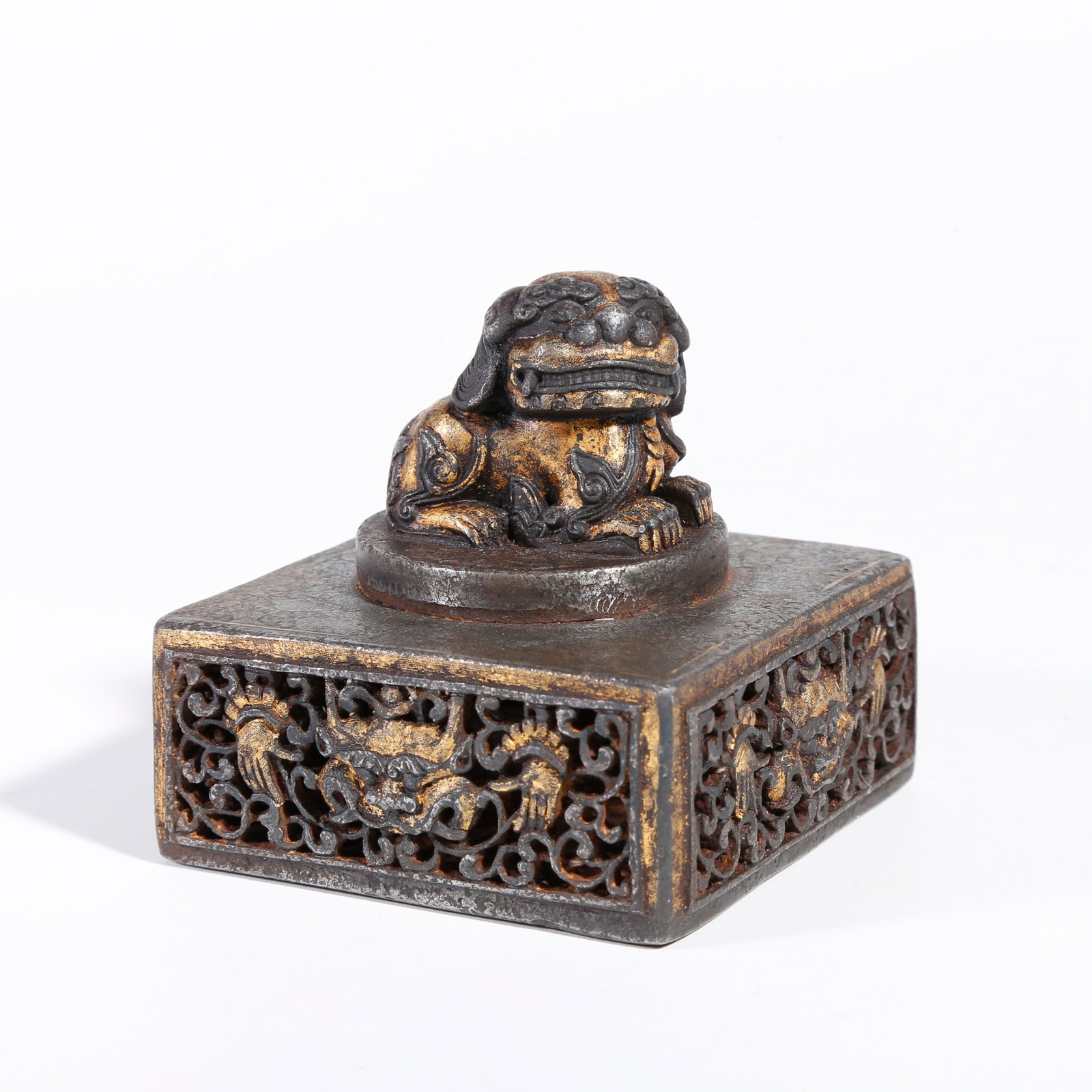 A IRON AND GOLD INLAID LION KNOB SEAL: Iron and Gold Inlaid Lion Knob Seal