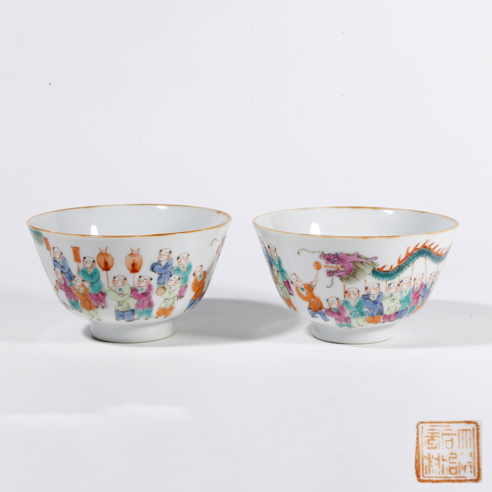 A PAIR OF FAMILLE ROSE BOWLS WITH CHILDREN AT PLAY PATTERN (1 of 9)