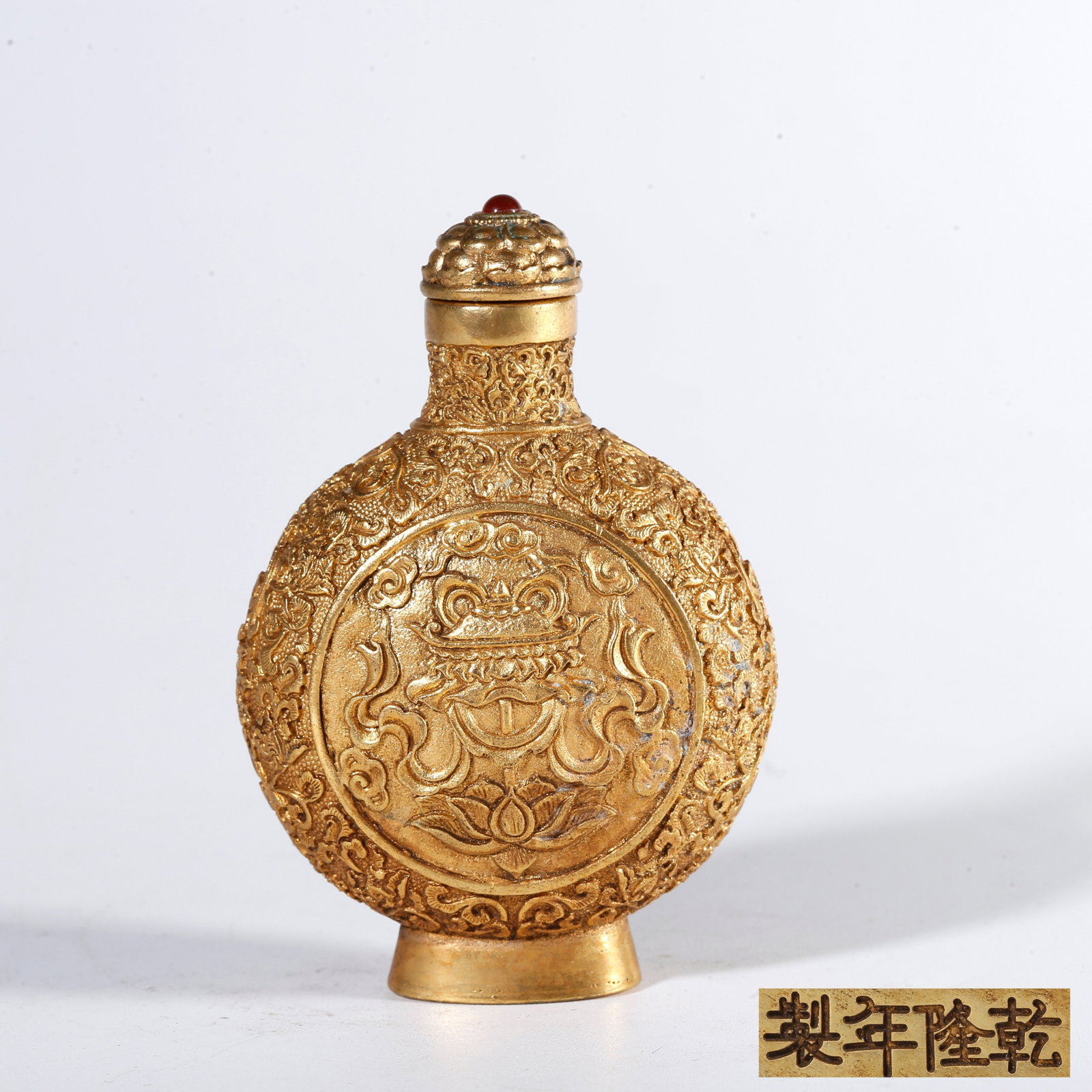 A GILT BRONZE SNUFF BOTTLE WITH RITUAL VESSEL PATTERN: Gilt Bronze Snuff Bottle with Ritual Vessel Pattern