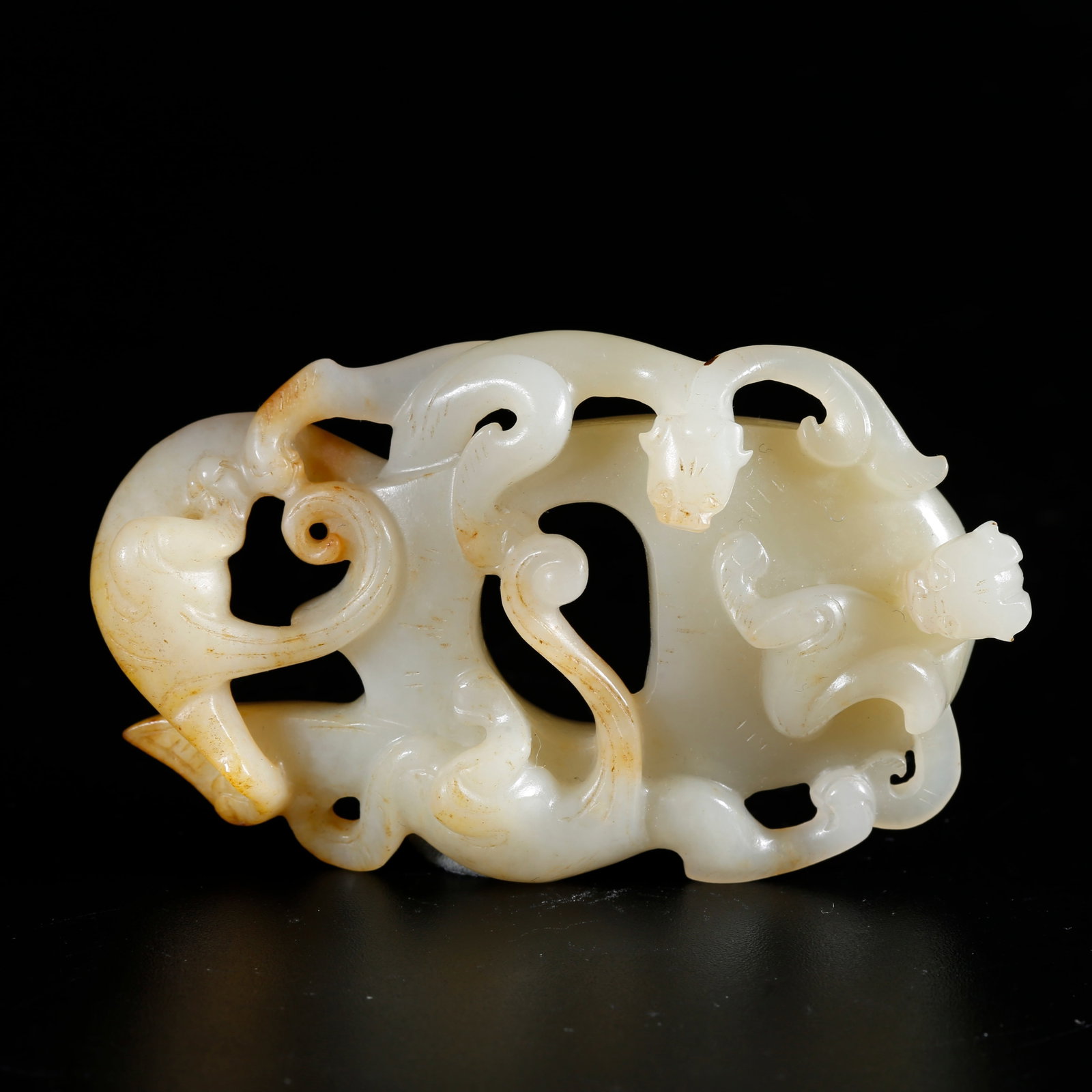 A HOTAN JADE CARVED DRAGON PATTERN HEART-SHAPED PENDANT: Hotan Jade Carved Dragon Pattern Heart-shaped Pendant