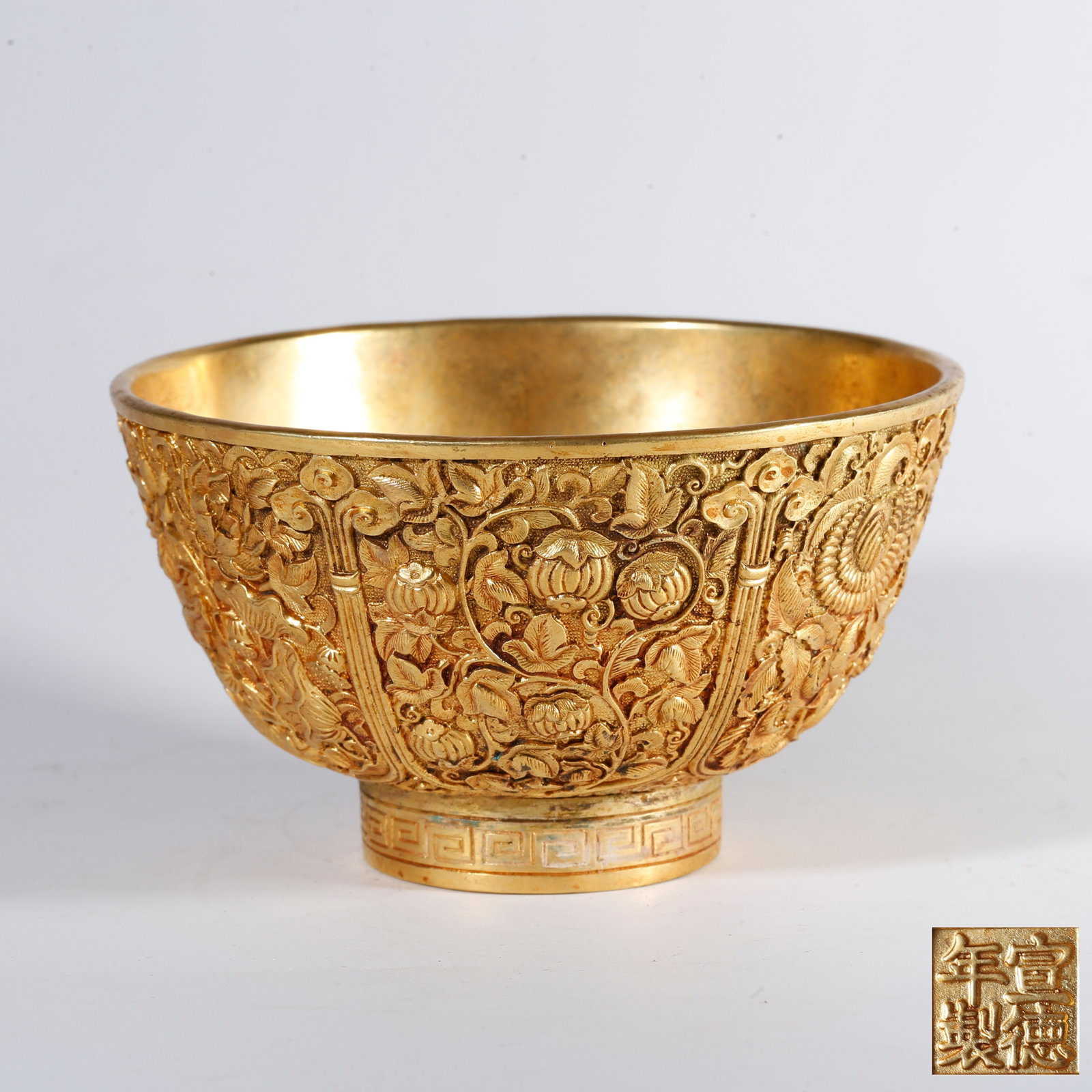 A GILT BRONZE BOWL WITH FLOWER AND BIRD PATTERN: Gilt Bronze Bowl with Flower and Bird Pattern