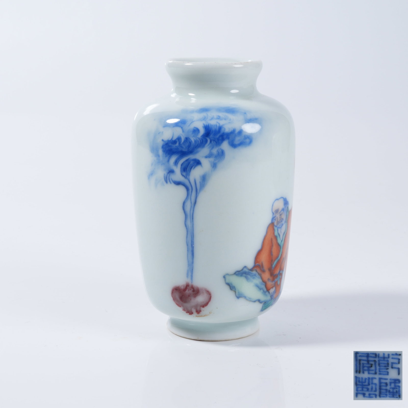 A DOUCAI SMALL FIGURE JAR (1 of 9)