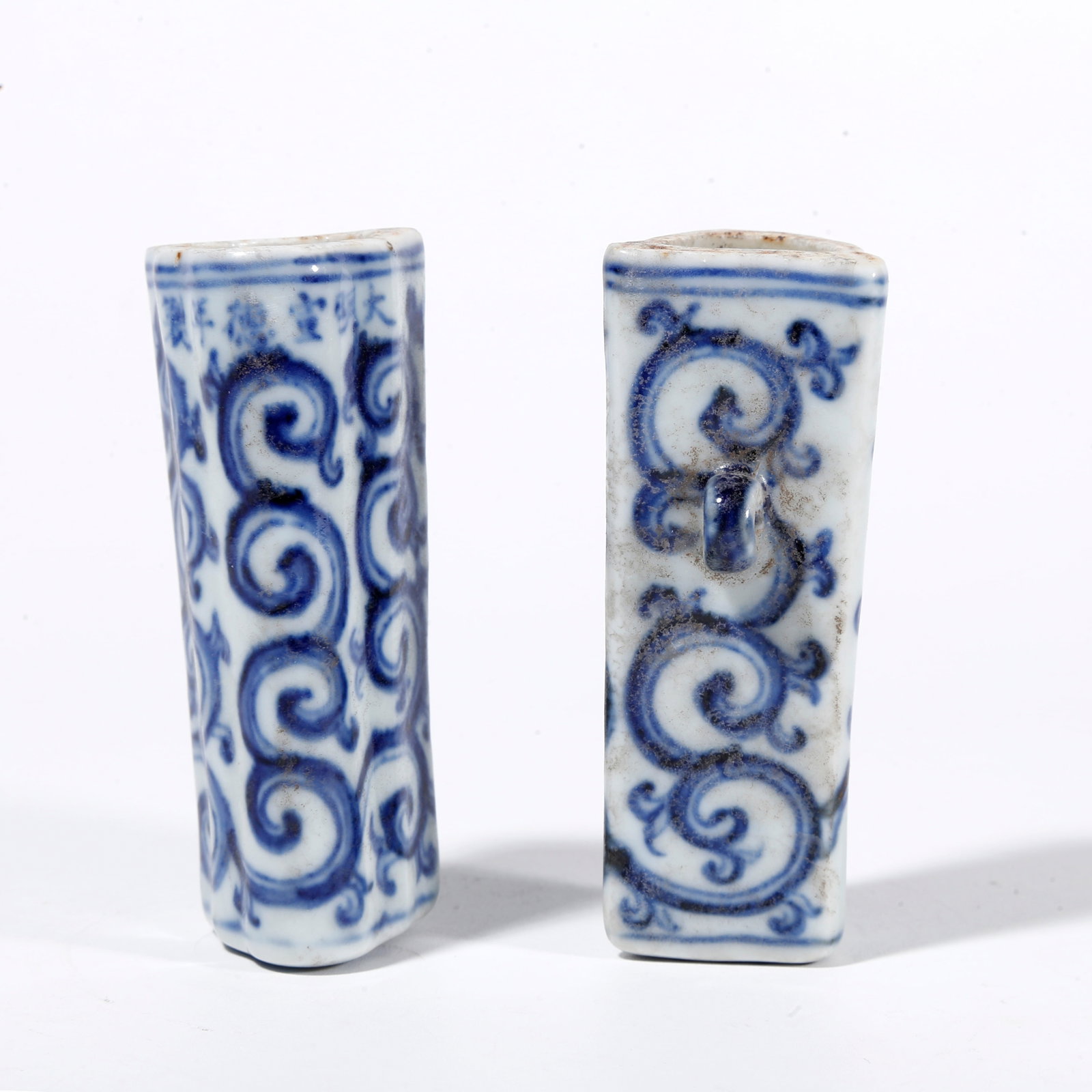 A PAIR OF BLUE AND WHITE BIRD FEEDER JARS (1 of 10)