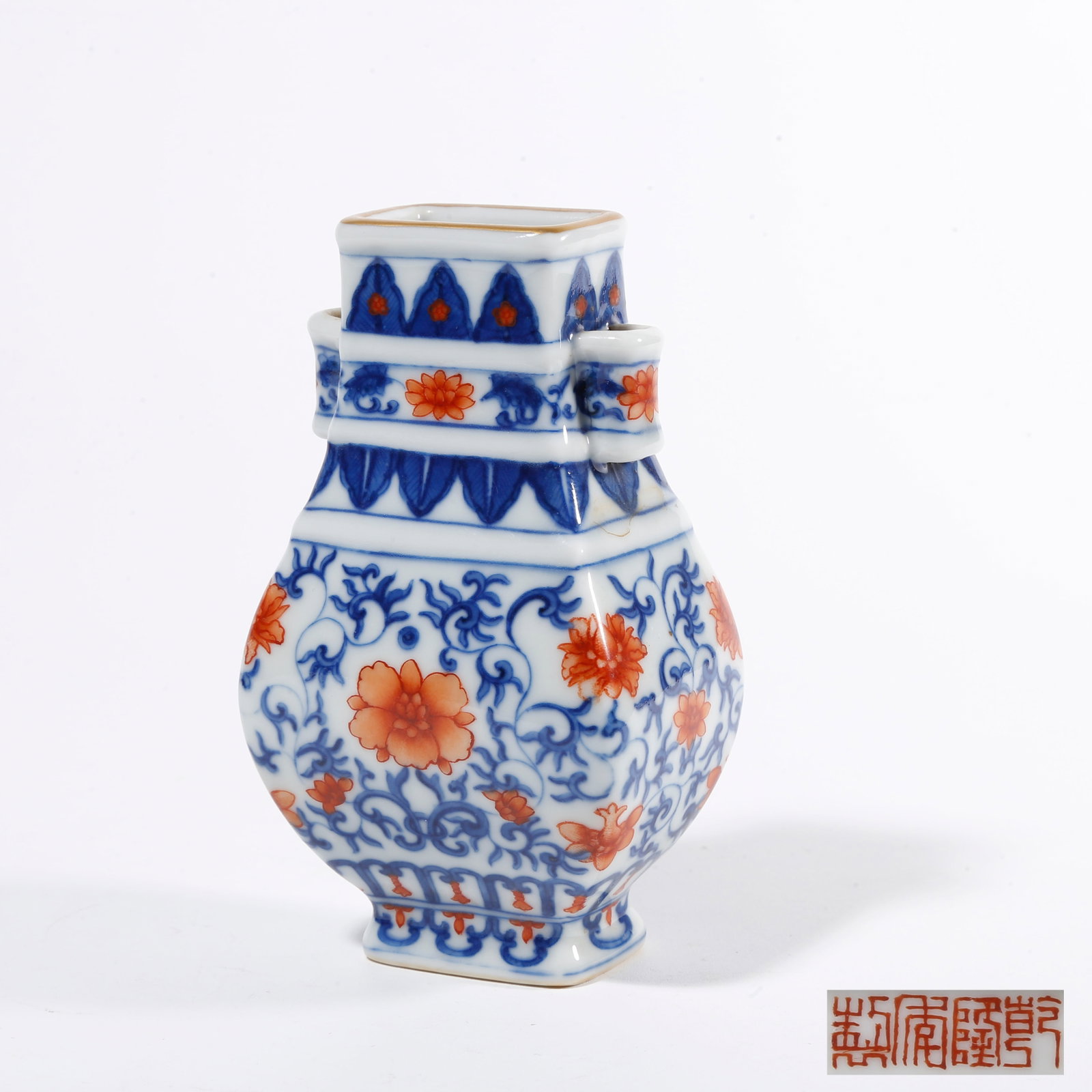 A BLUE AND WHITE IRON-RED DOUBLE PIERCED-EAR VASE WITH INTERLOCKING FLORAL PATTERN (1 of 9)