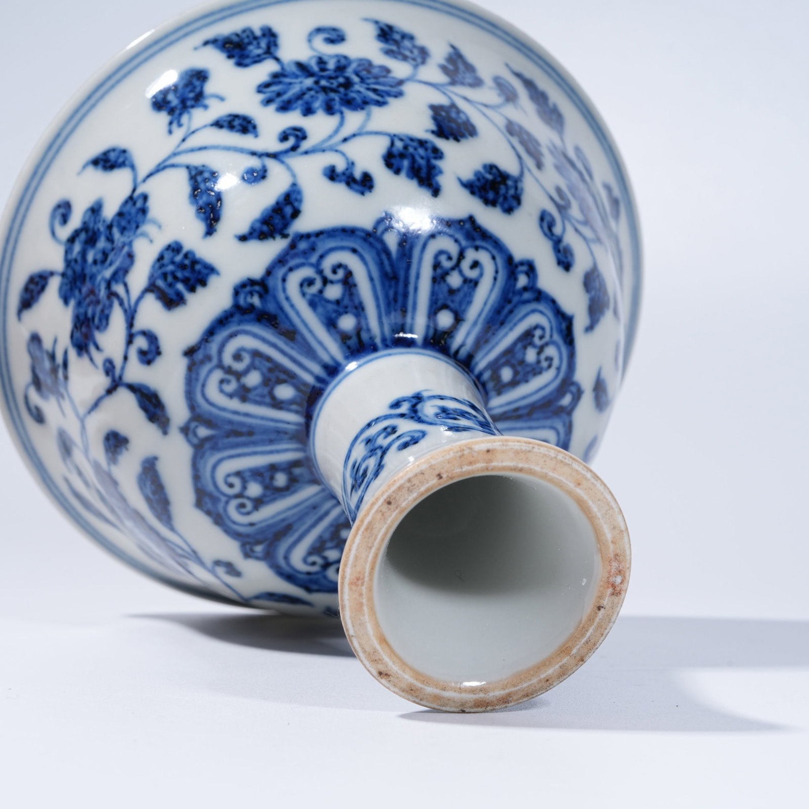 A BLUE AND WHITE STEM CUP WITH INTERLOCKING FLORAL PATTERN - 10