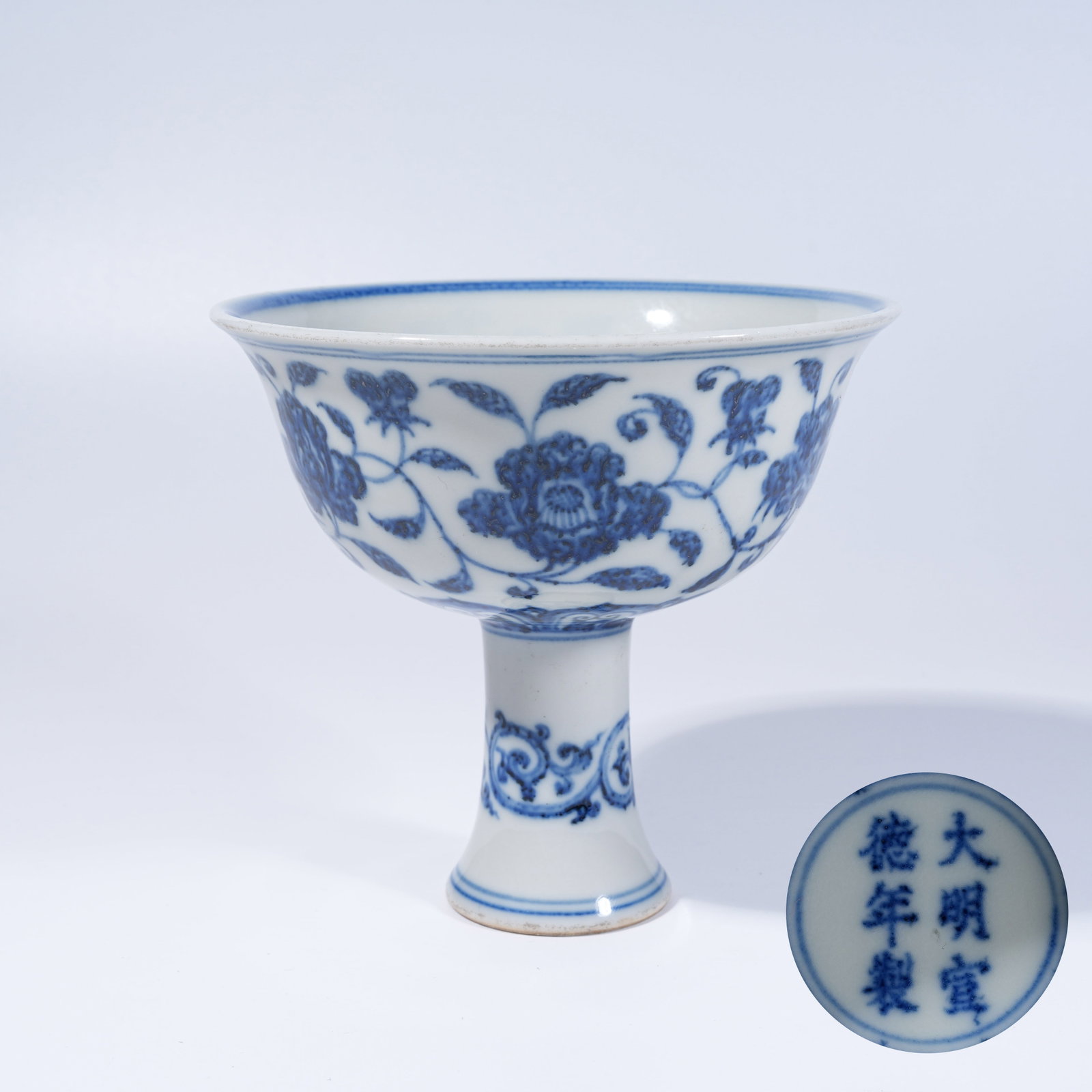 A BLUE AND WHITE STEM CUP WITH INTERLOCKING FLORAL PATTERN (1 of 10)