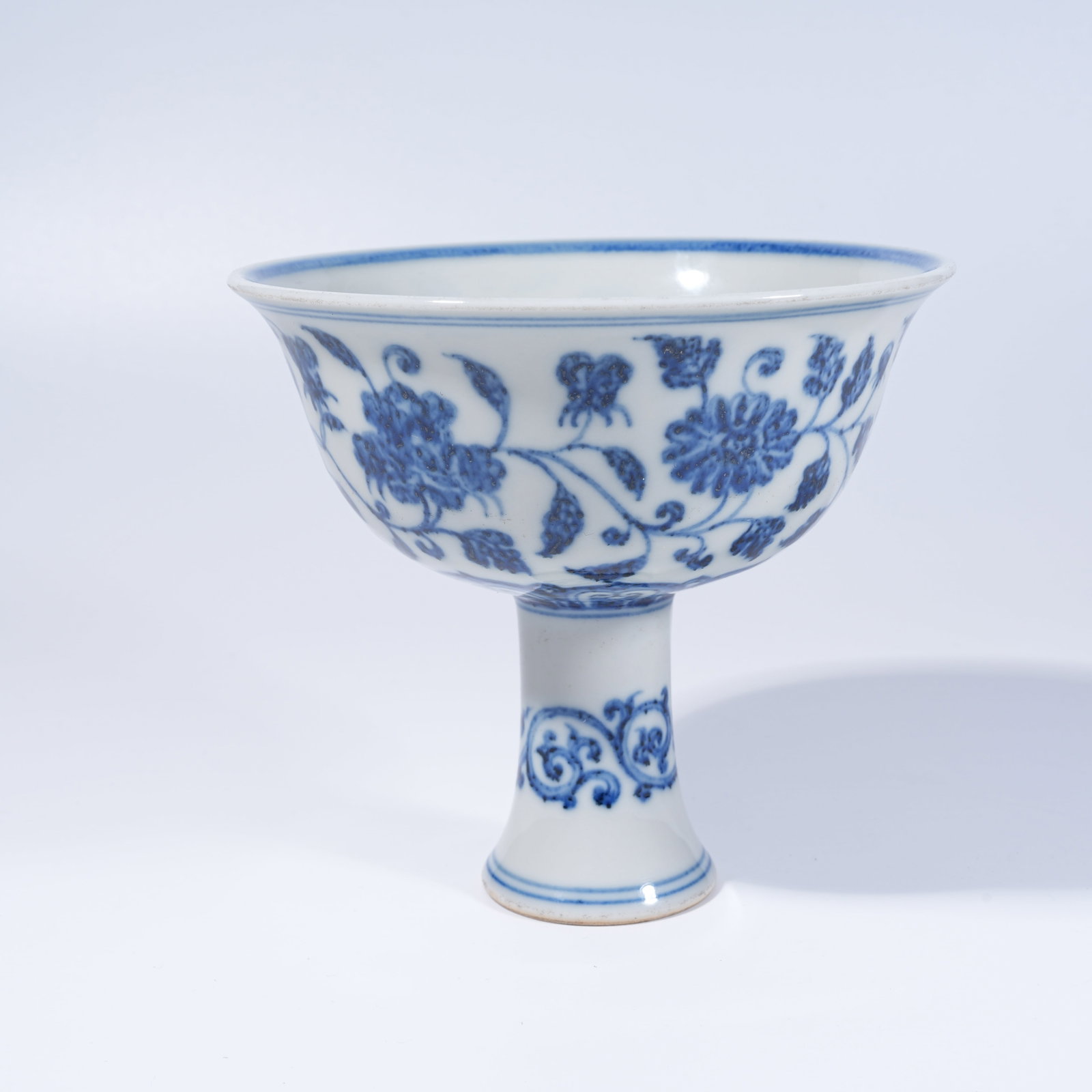 A BLUE AND WHITE STEM CUP WITH INTERLOCKING FLORAL PATTERN - 2