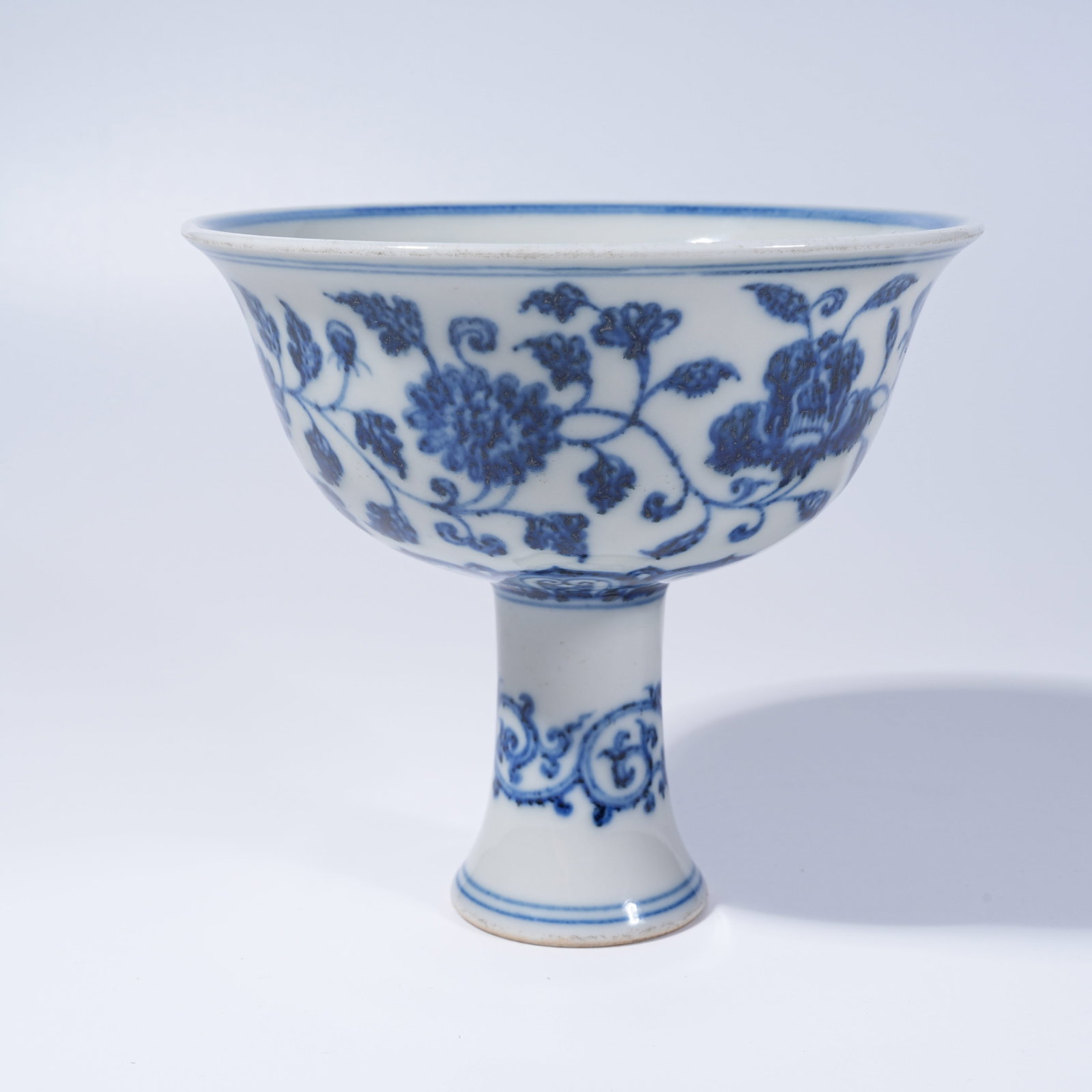 A BLUE AND WHITE STEM CUP WITH INTERLOCKING FLORAL PATTERN - 3