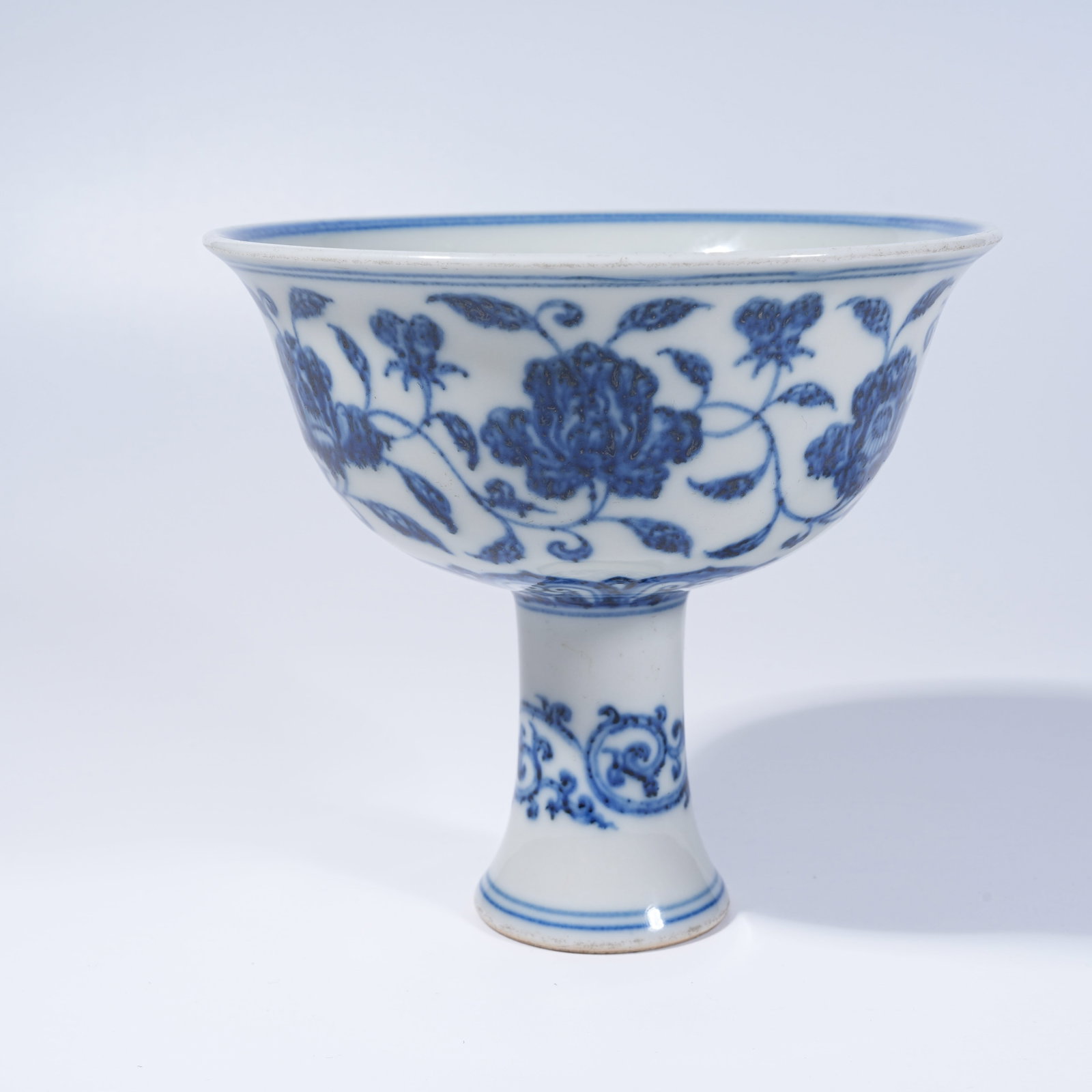 A BLUE AND WHITE STEM CUP WITH INTERLOCKING FLORAL PATTERN - 4