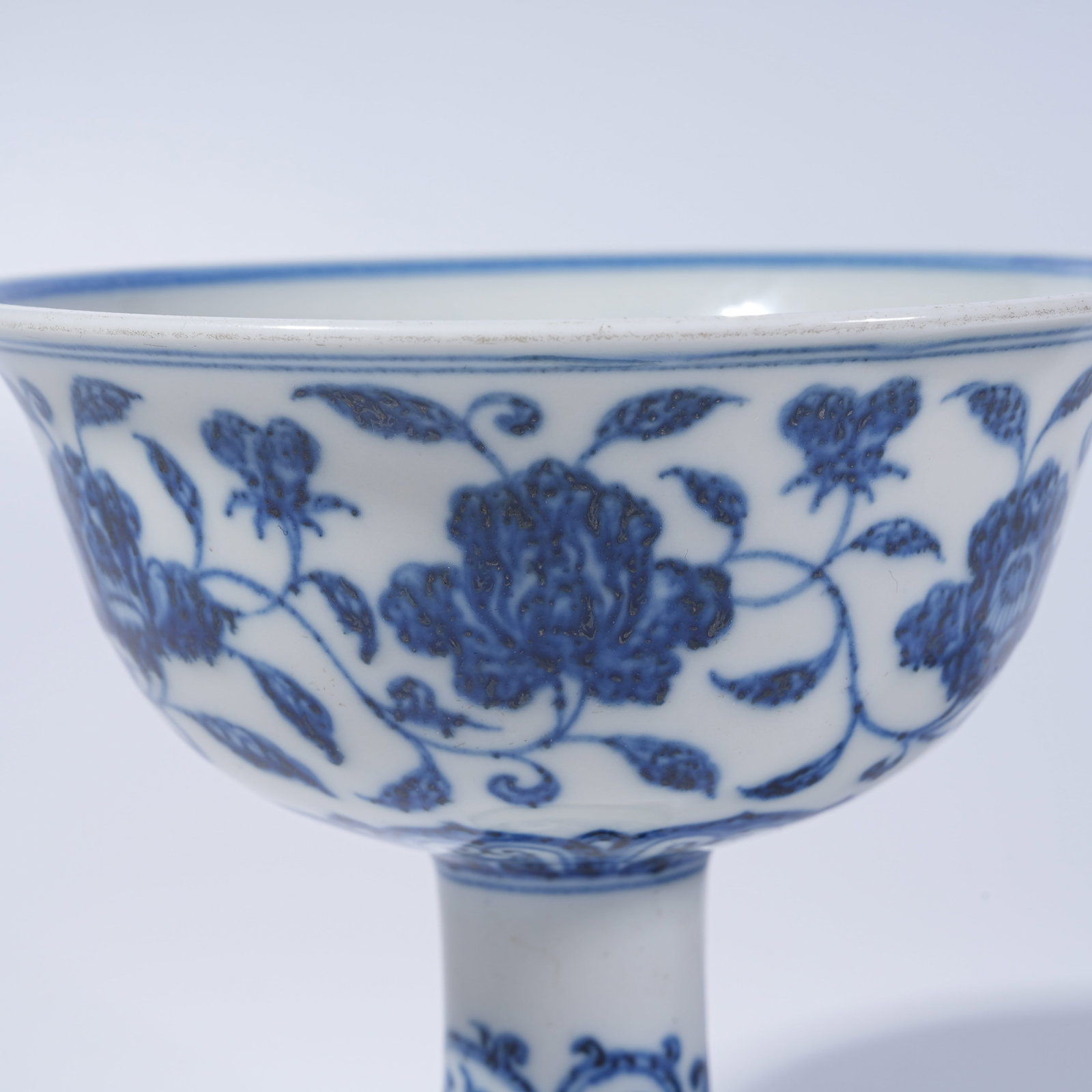 A BLUE AND WHITE STEM CUP WITH INTERLOCKING FLORAL PATTERN - 5