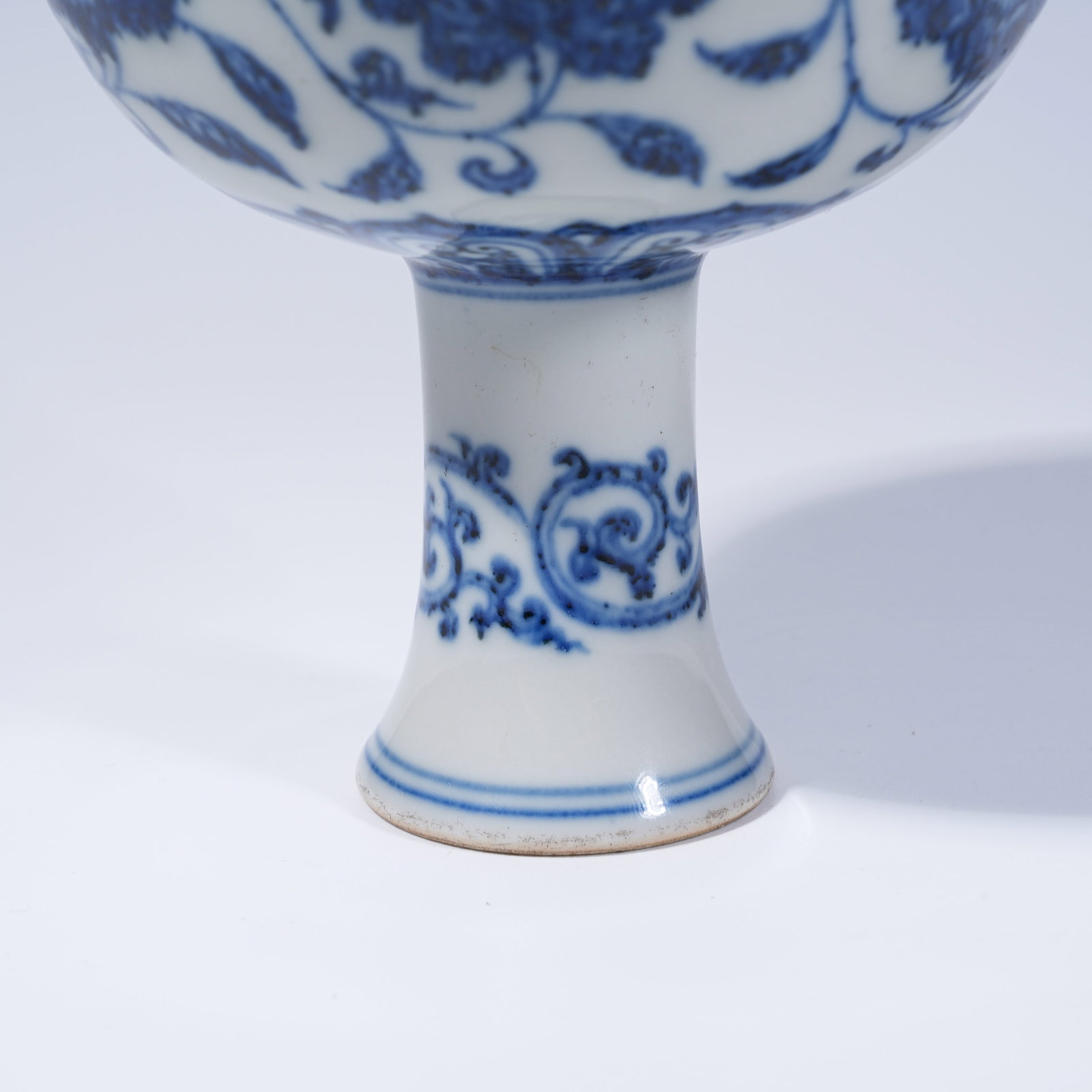 A BLUE AND WHITE STEM CUP WITH INTERLOCKING FLORAL PATTERN - 6