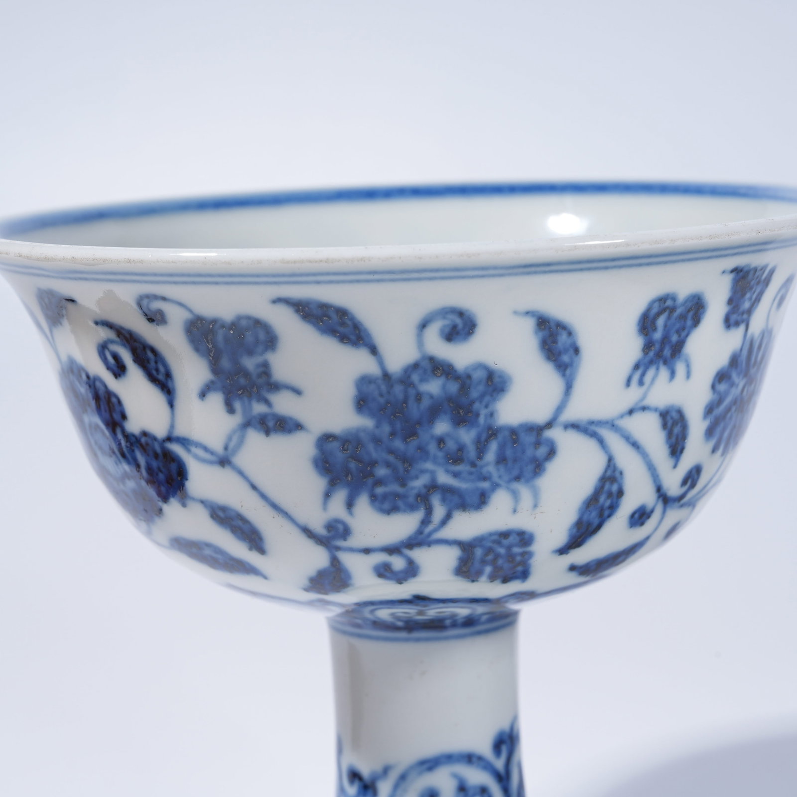 A BLUE AND WHITE STEM CUP WITH INTERLOCKING FLORAL PATTERN - 7