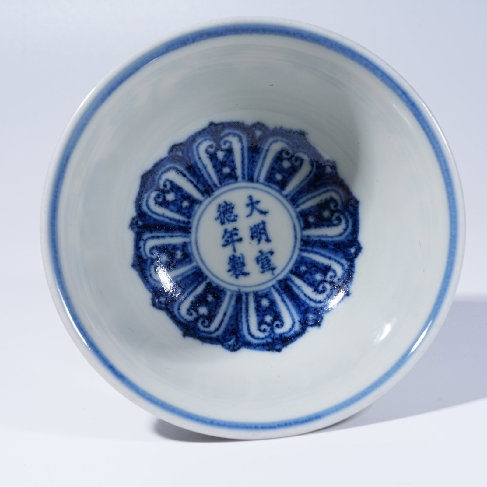 A BLUE AND WHITE STEM CUP WITH INTERLOCKING FLORAL PATTERN - 8