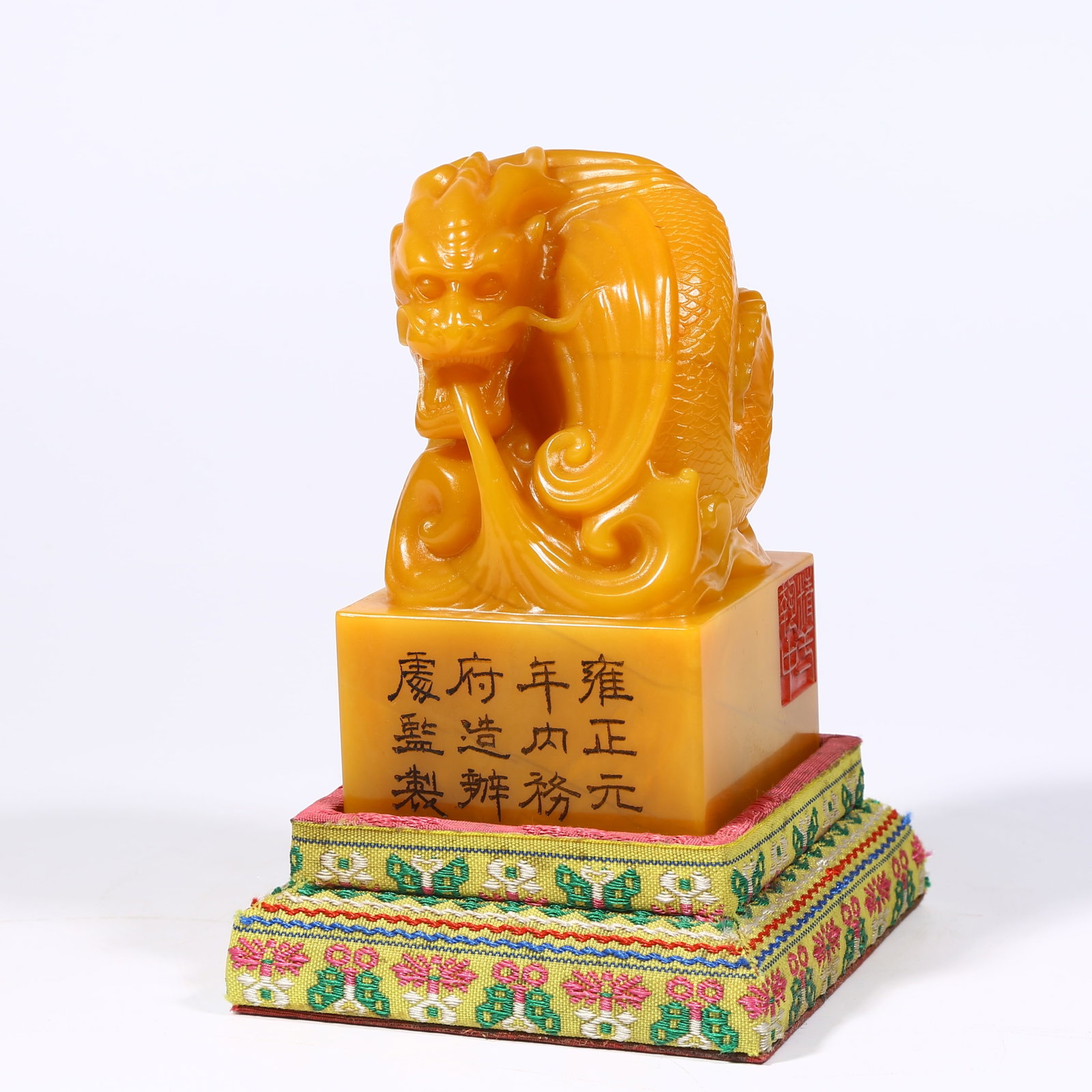 A SHOUSHAN TIANHUANG STONE SEAL WITH FISH TRANSFORMING INTO DRAGON KNOB (1 of 8)