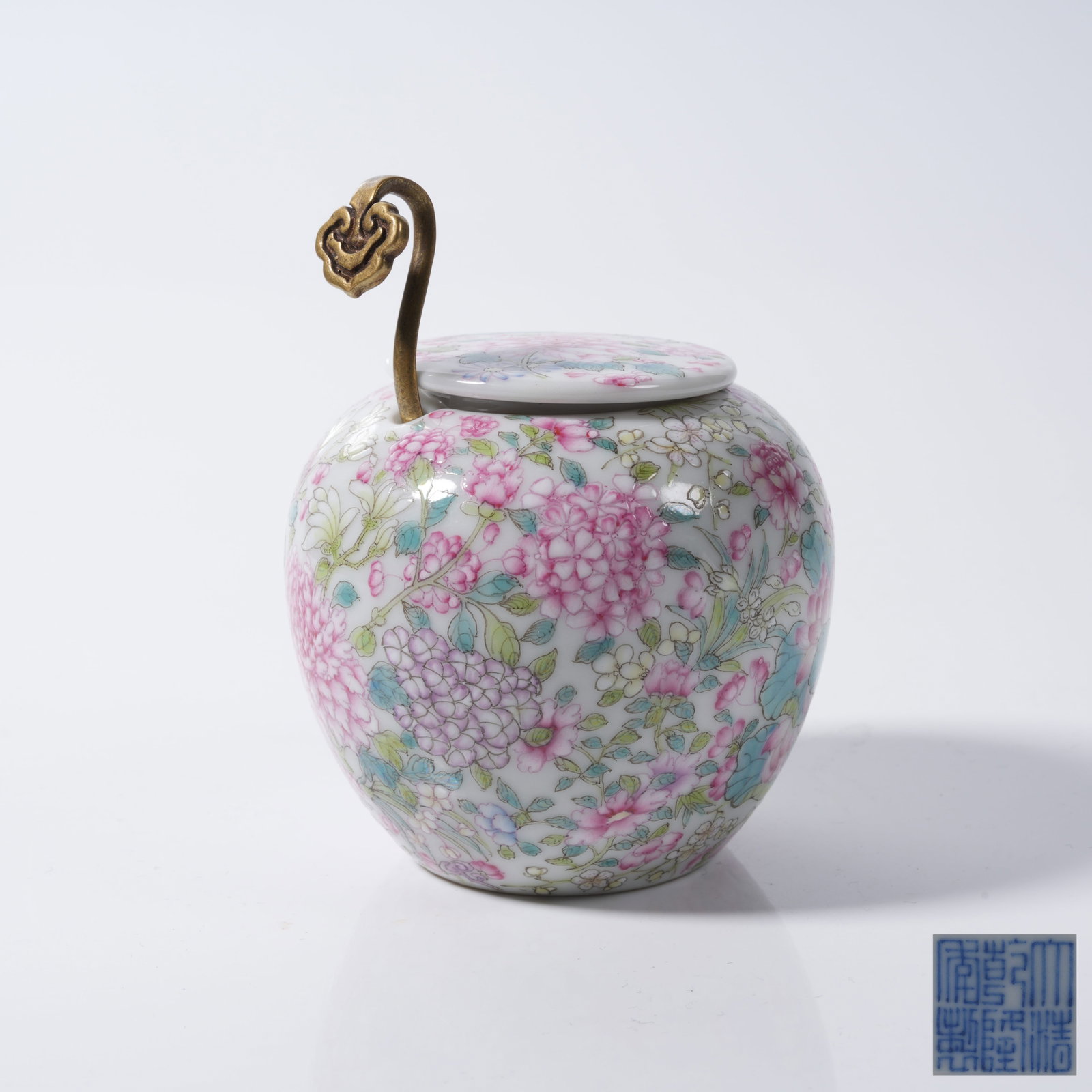 A FALANGCAI WATER WASHER WITH FLORAL PATTERN: Falangcai Water Washer with Floral Pattern