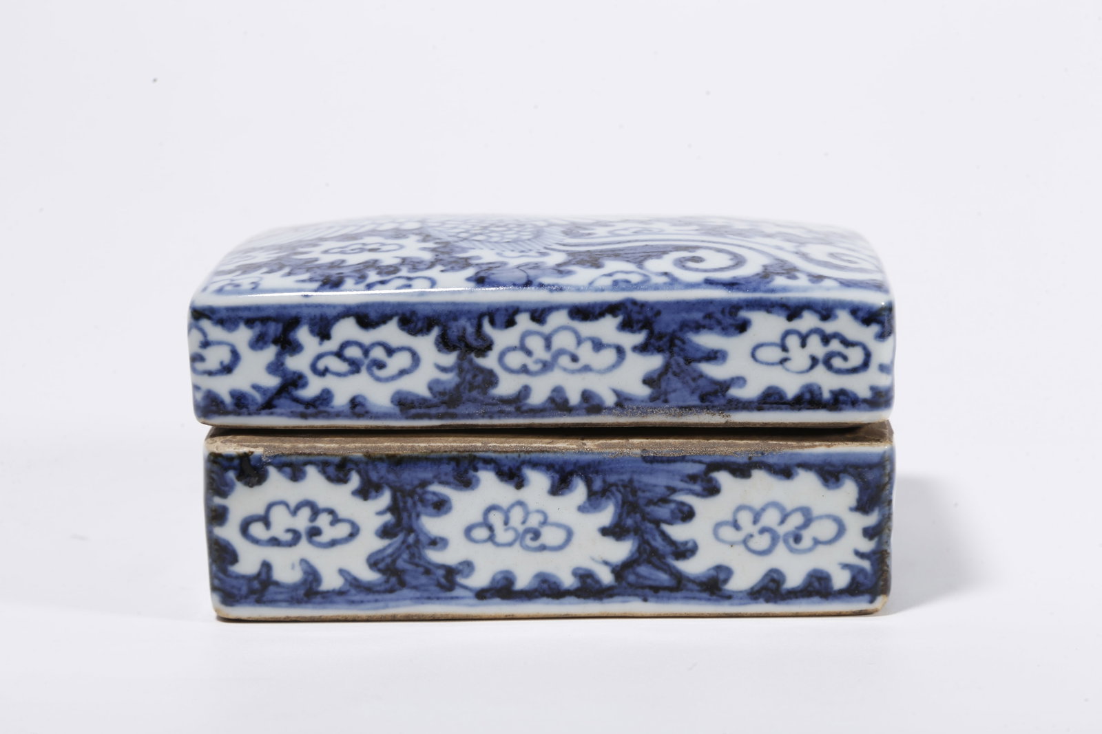 A BLUE AND WHITE LIDDED BOX WITH PHOENIX PATTERN - 2