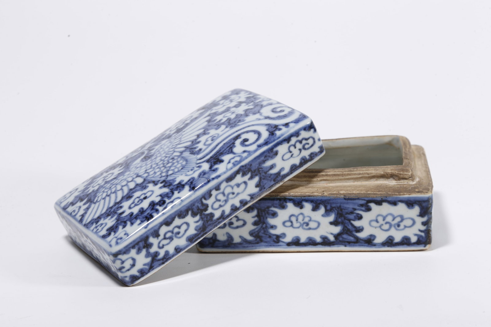 A BLUE AND WHITE LIDDED BOX WITH PHOENIX PATTERN - 6