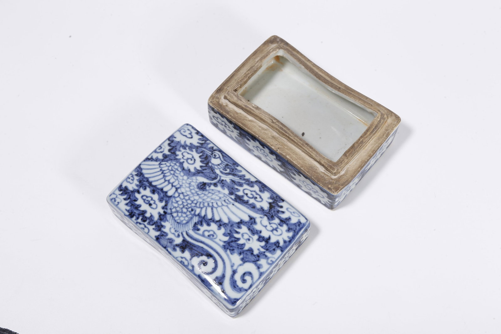 A BLUE AND WHITE LIDDED BOX WITH PHOENIX PATTERN - 7