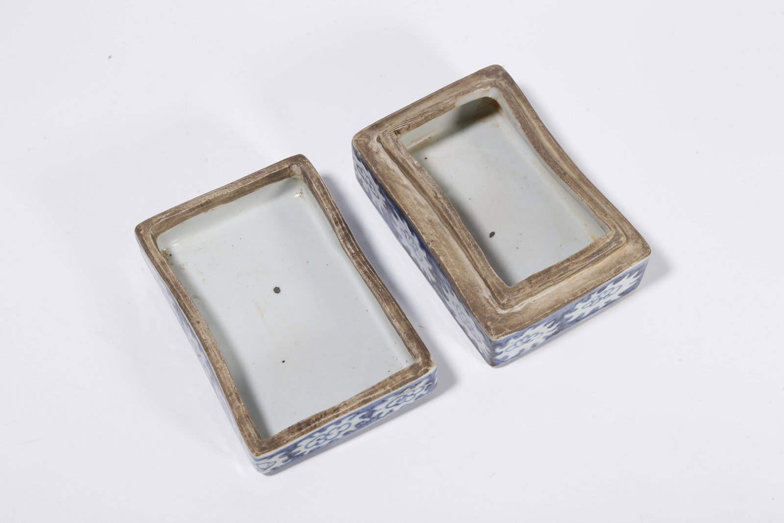 A BLUE AND WHITE LIDDED BOX WITH PHOENIX PATTERN - 8