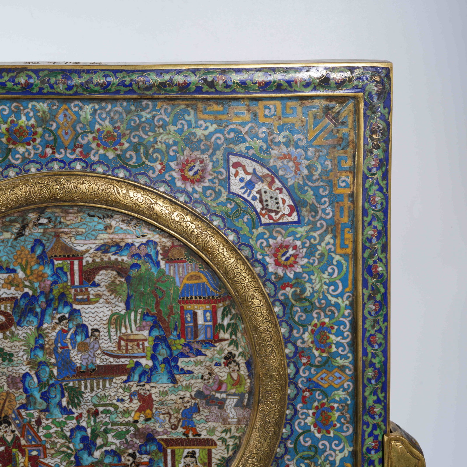 A CLOISONNÉ TABLE SCREEN WITH FIGURE PATTERN - 4