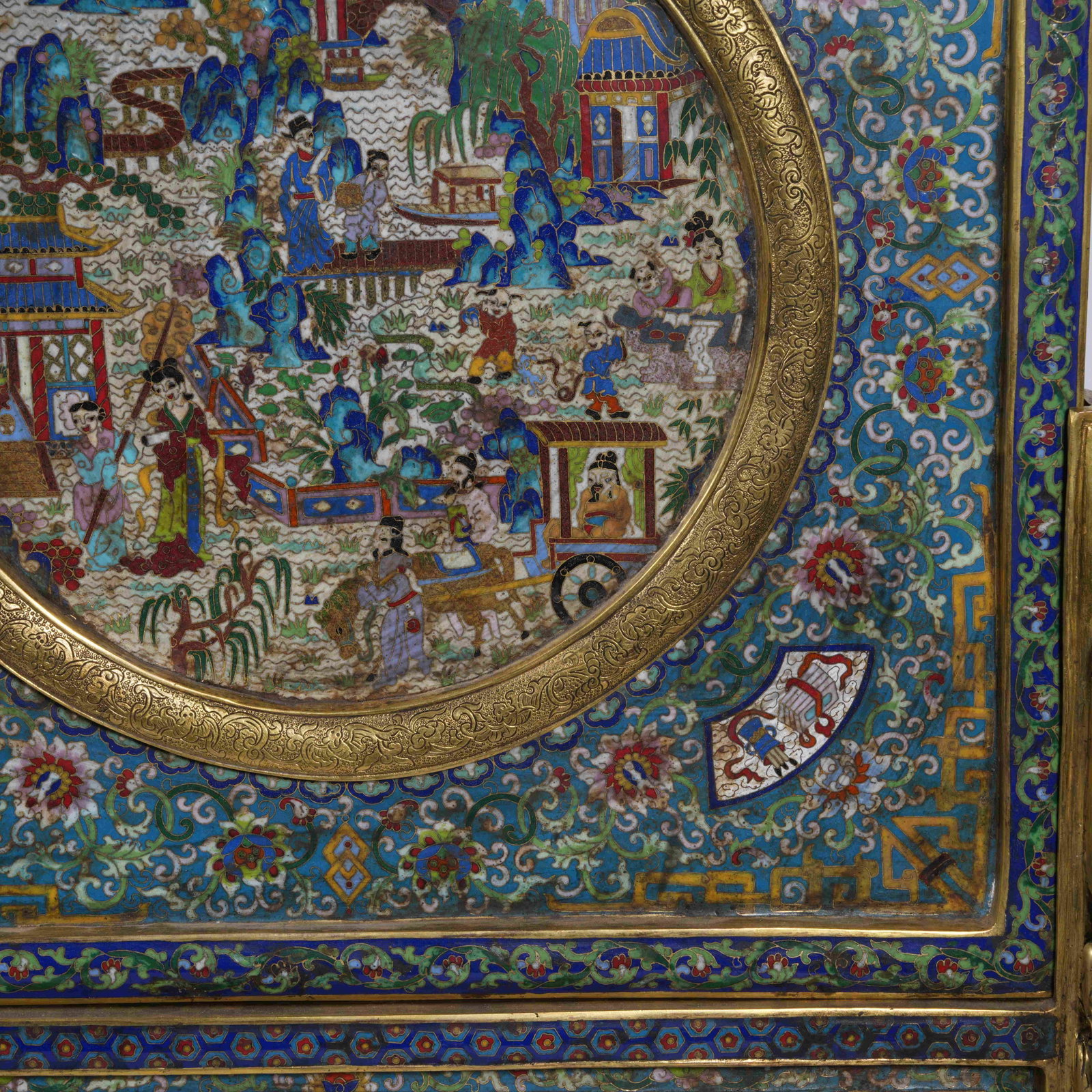 A CLOISONNÉ TABLE SCREEN WITH FIGURE PATTERN - 5