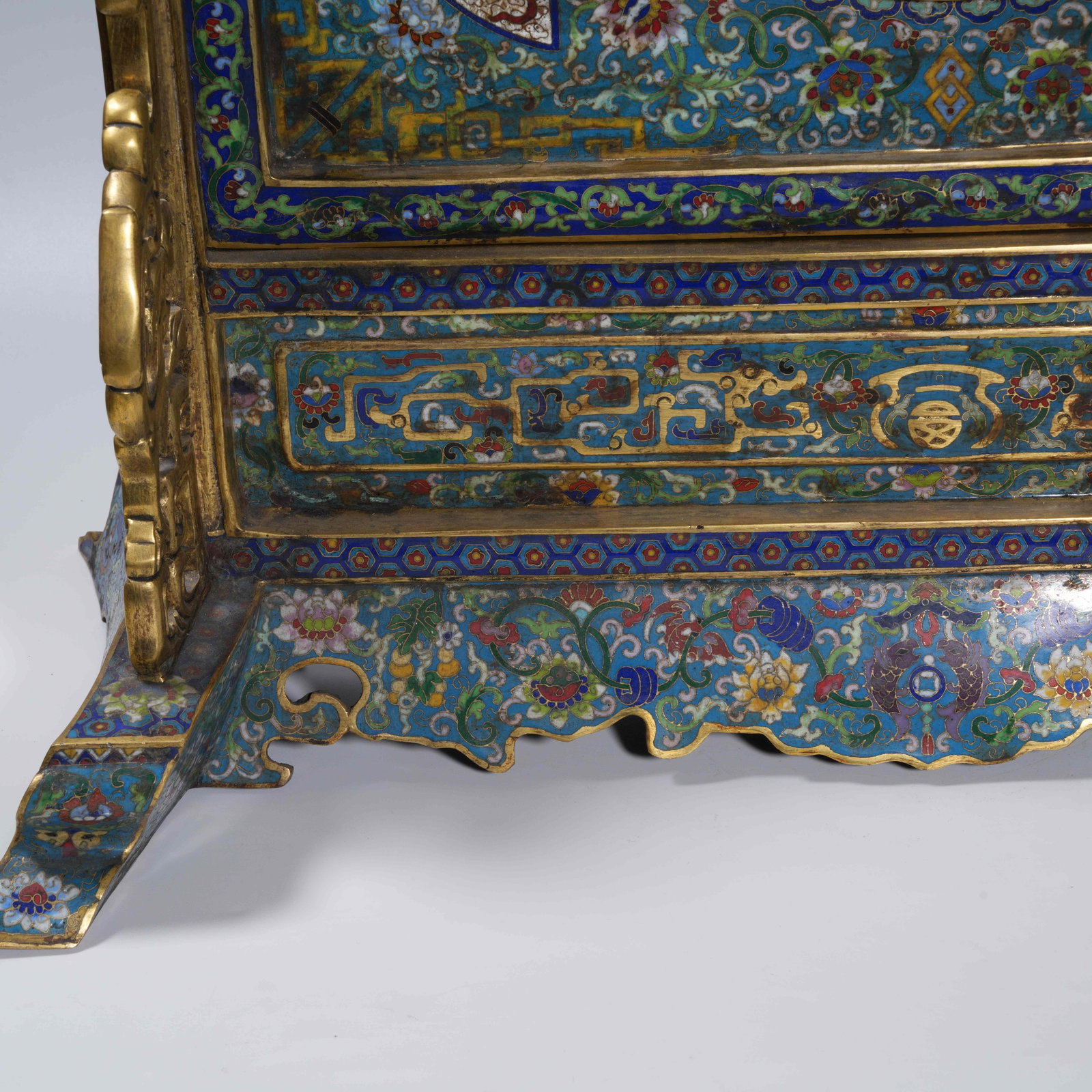 A CLOISONNÉ TABLE SCREEN WITH FIGURE PATTERN - 6