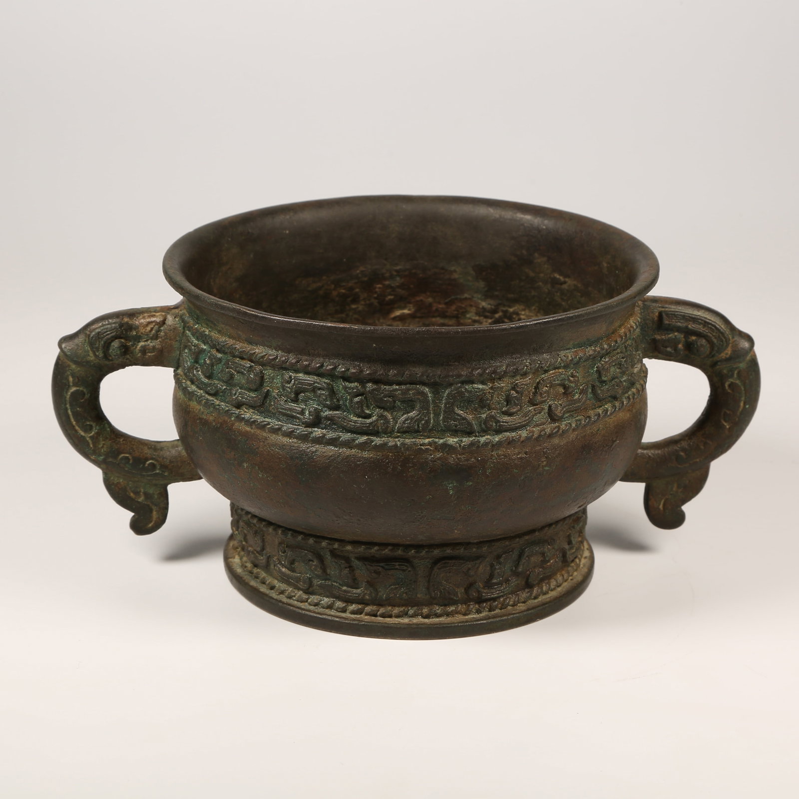 A BRONZE GUI VESSEL: Bronze Gui Vessel
