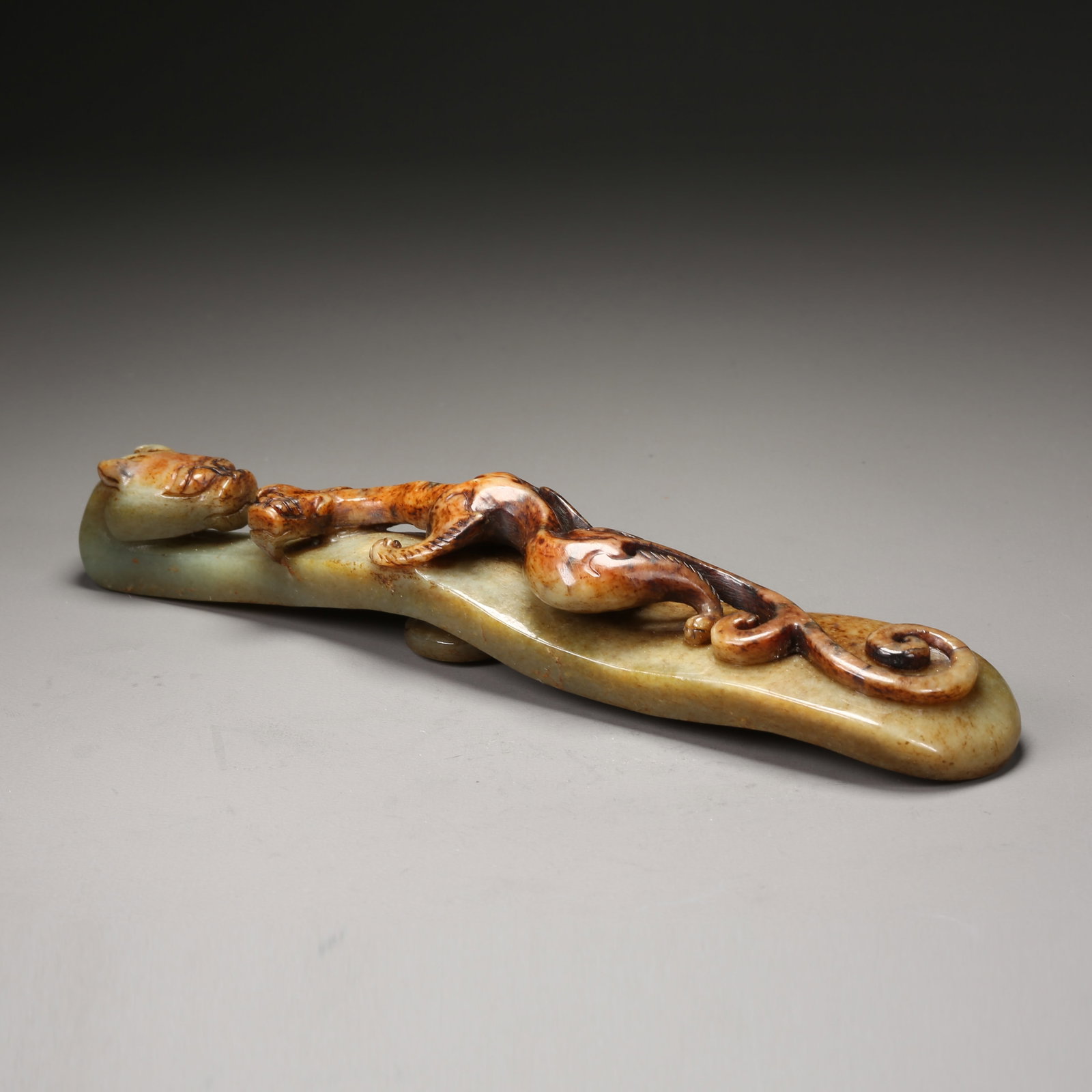 A HETIAN JADE DRAGON PATTERN BELT HOOK: Hetian Jade Dragon Pattern Belt Hook