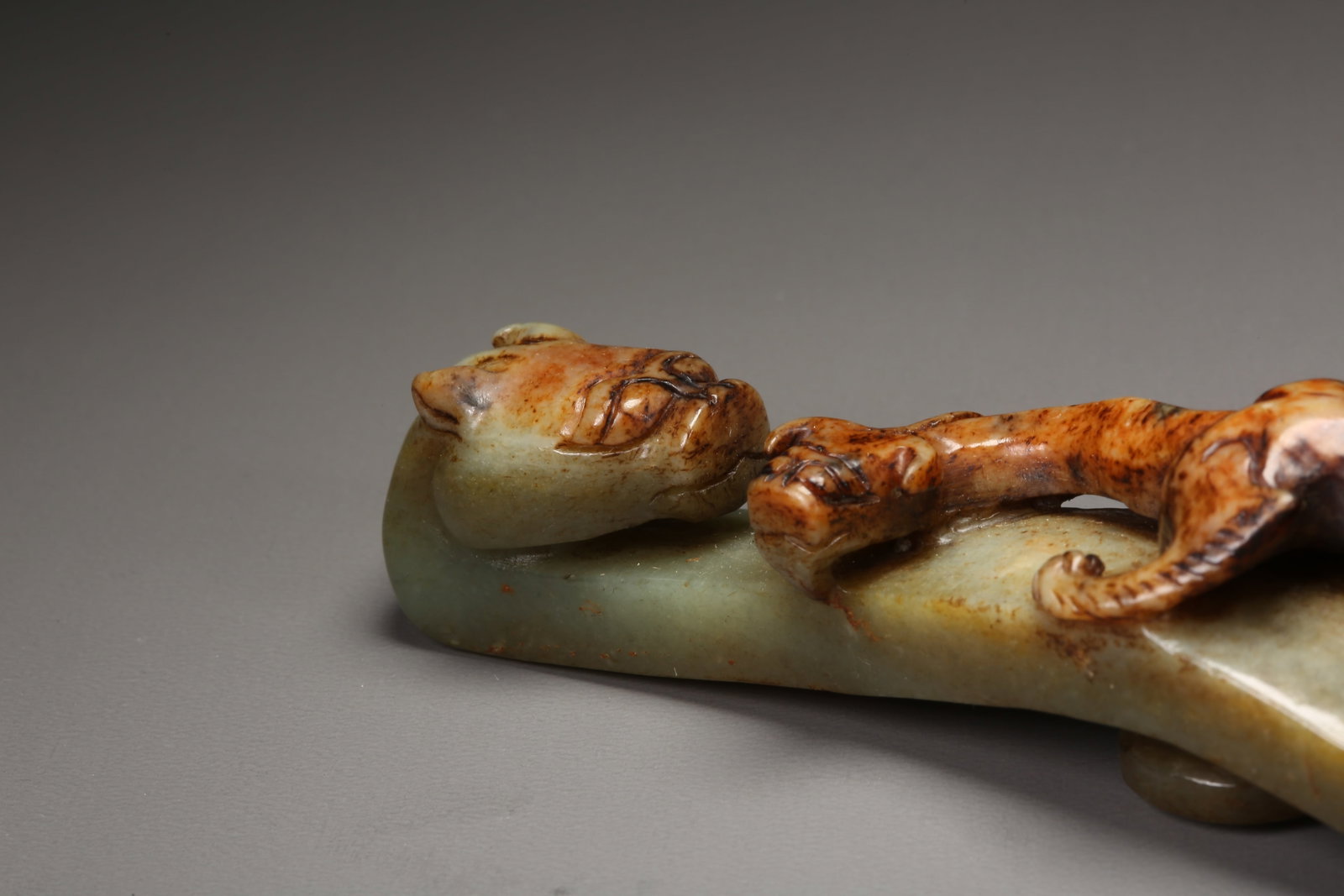A HETIAN JADE DRAGON PATTERN BELT HOOK - 2