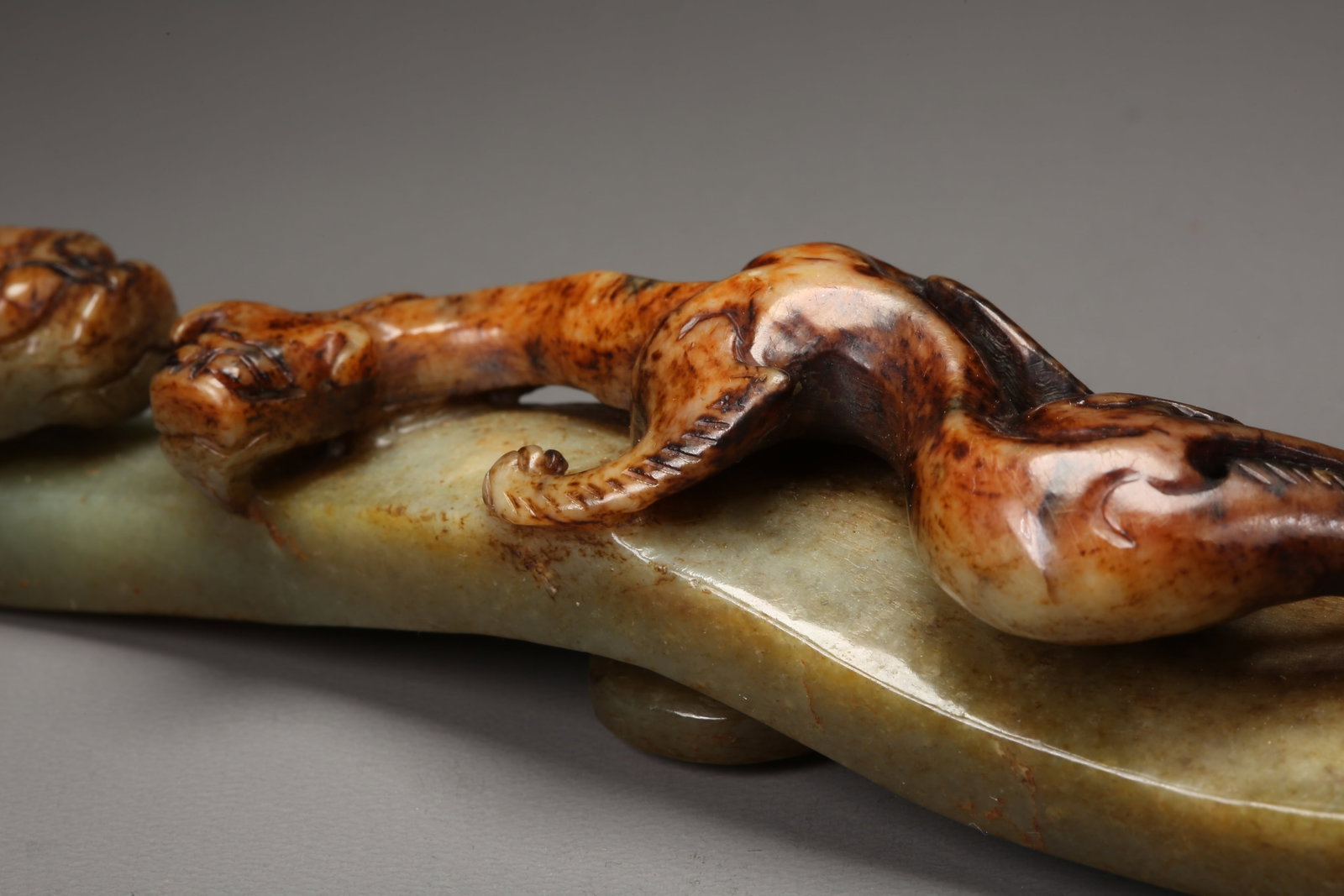 A HETIAN JADE DRAGON PATTERN BELT HOOK - 3