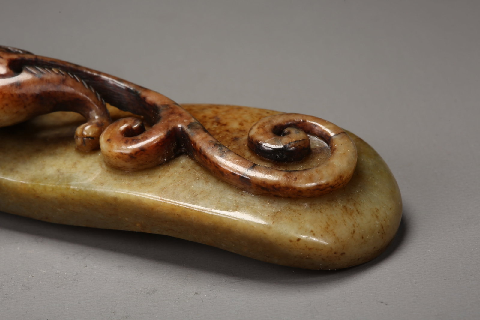 A HETIAN JADE DRAGON PATTERN BELT HOOK - 4