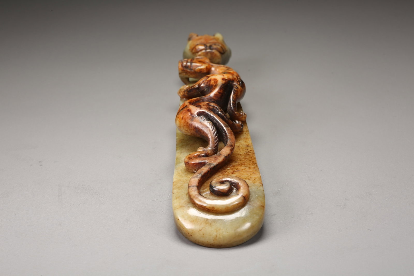 A HETIAN JADE DRAGON PATTERN BELT HOOK - 5