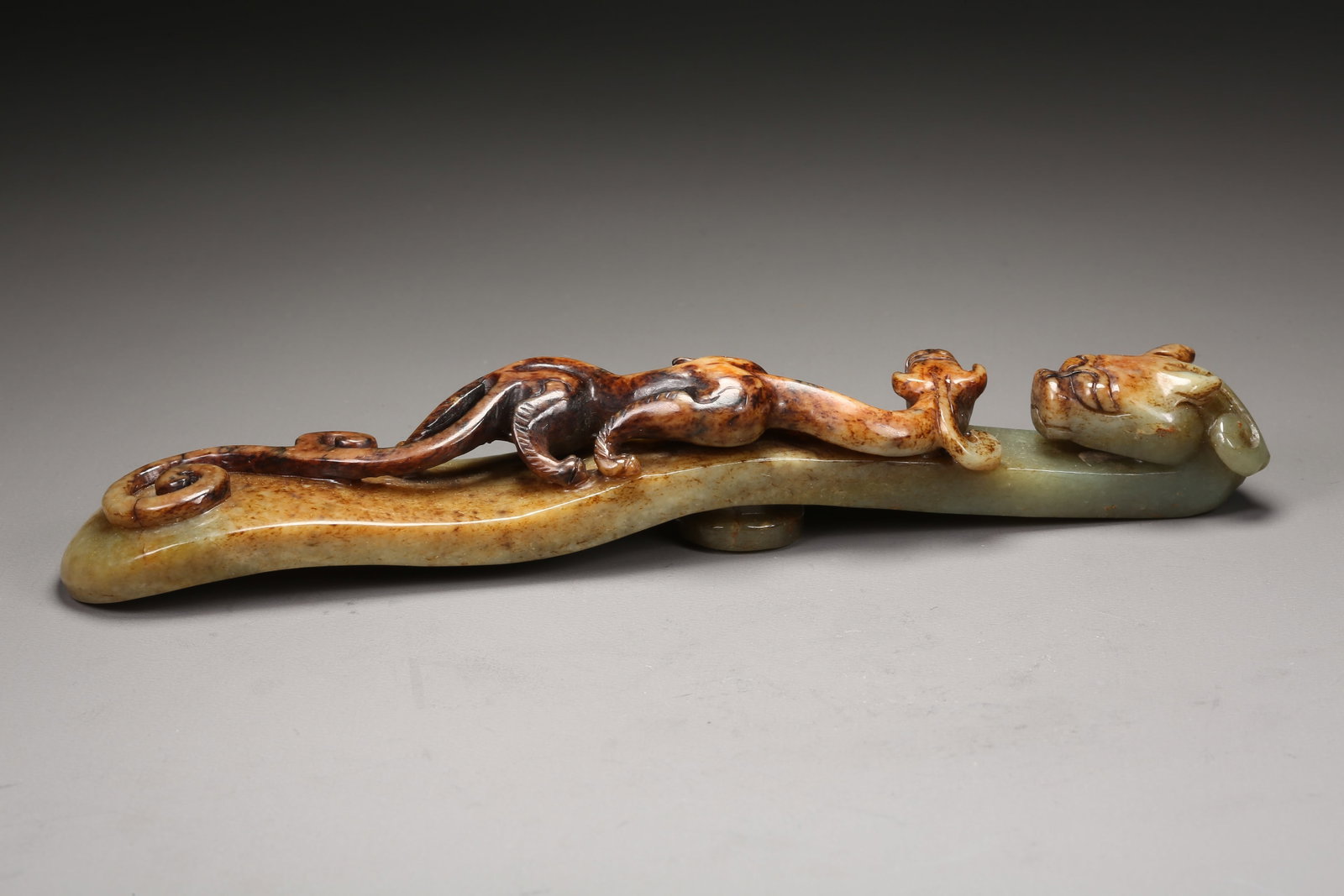 A HETIAN JADE DRAGON PATTERN BELT HOOK - 6