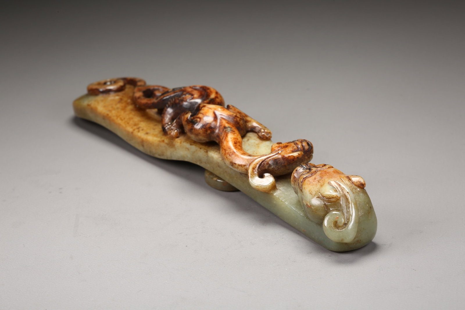 A HETIAN JADE DRAGON PATTERN BELT HOOK - 7