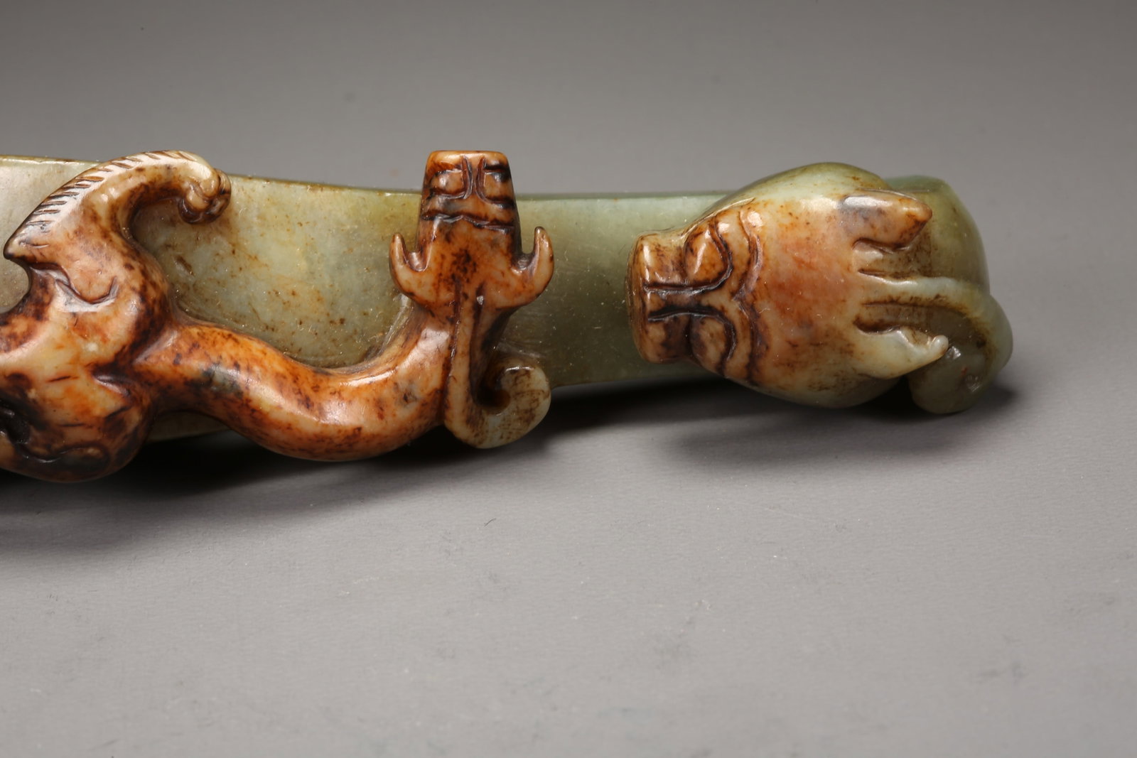 A HETIAN JADE DRAGON PATTERN BELT HOOK - 8