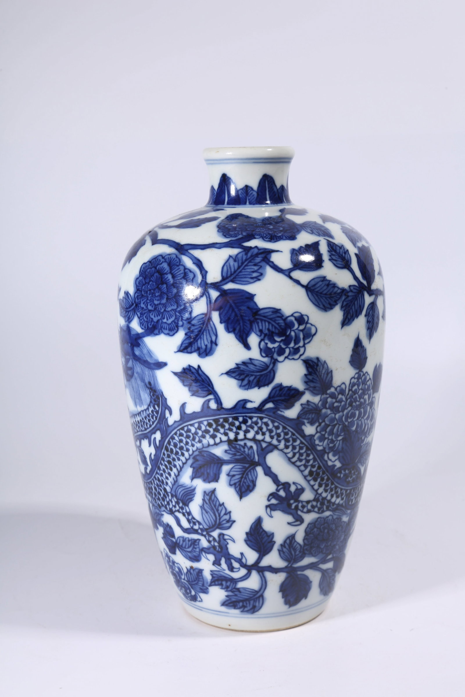 A BLUE-AND-WHITE OPENWORK DRAGON PATTERN VASE - 2