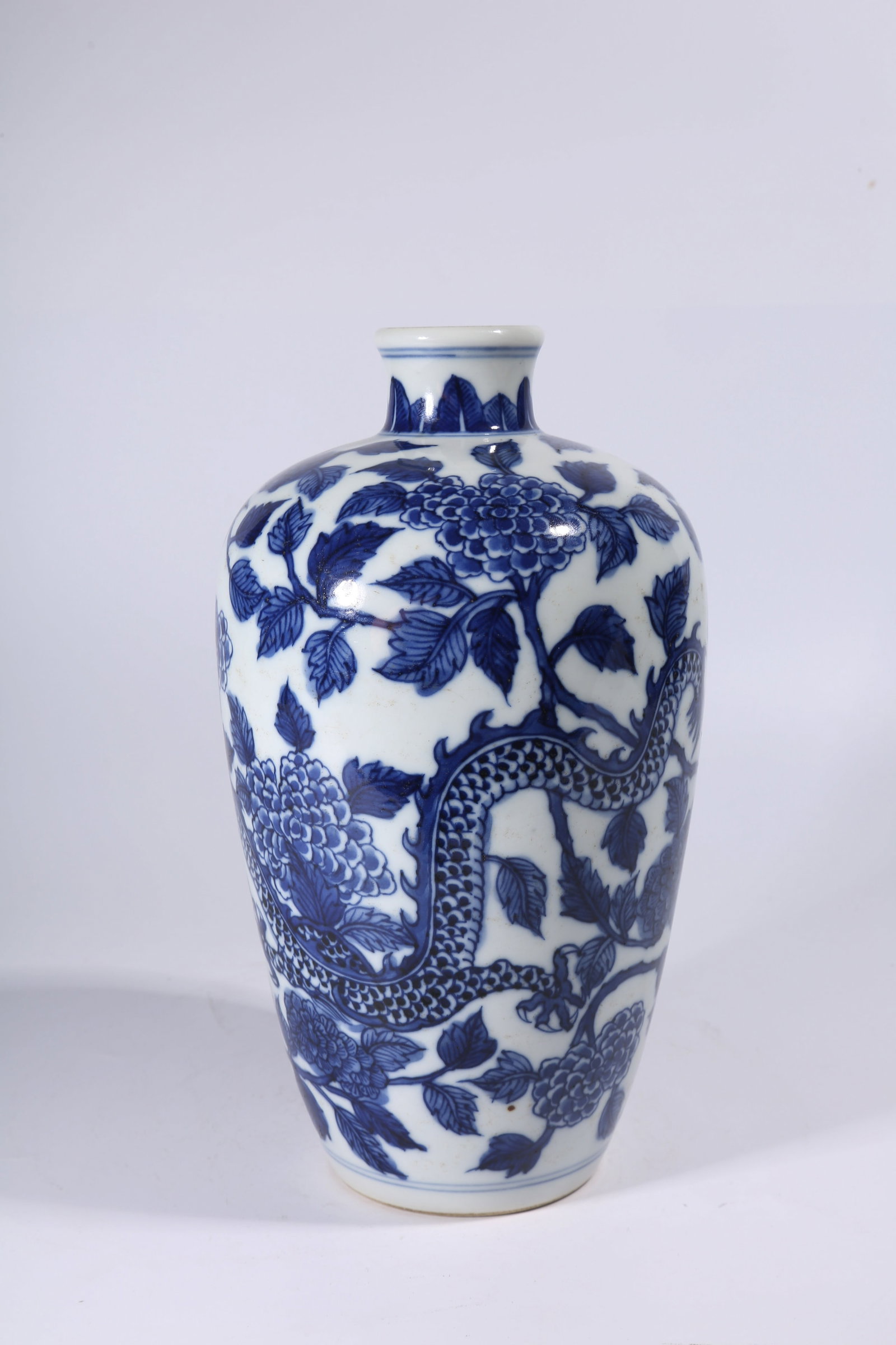 A BLUE-AND-WHITE OPENWORK DRAGON PATTERN VASE - 3