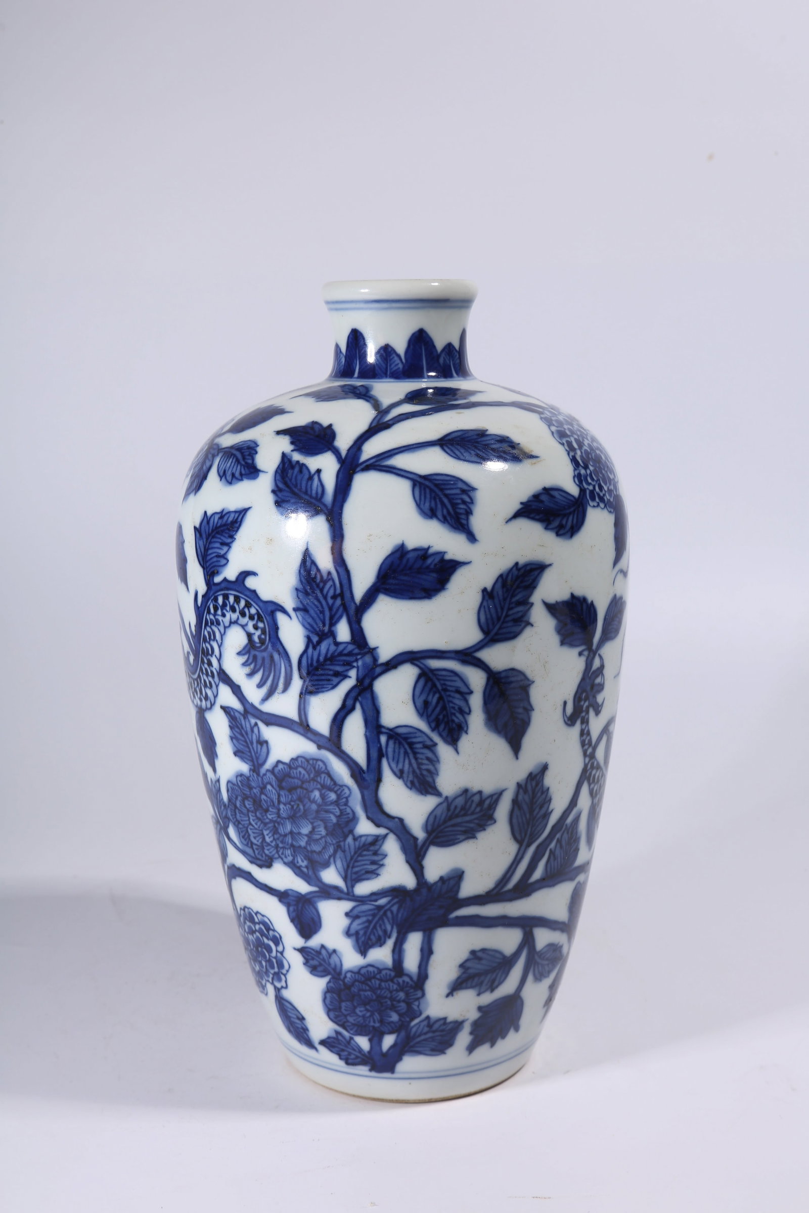A BLUE-AND-WHITE OPENWORK DRAGON PATTERN VASE - 4