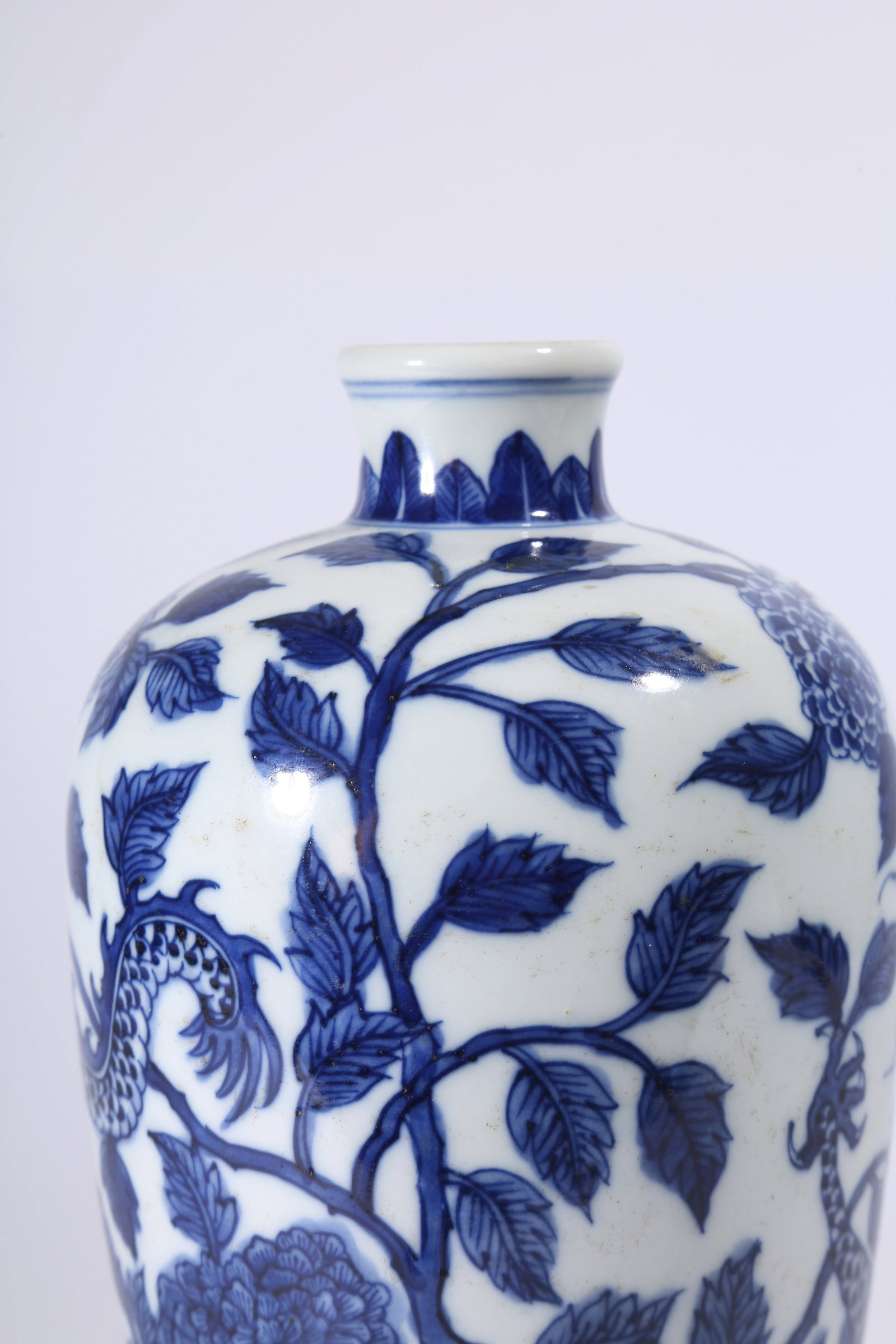 A BLUE-AND-WHITE OPENWORK DRAGON PATTERN VASE - 5