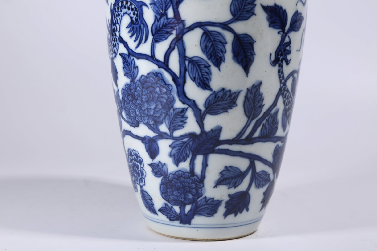 A BLUE-AND-WHITE OPENWORK DRAGON PATTERN VASE - 6
