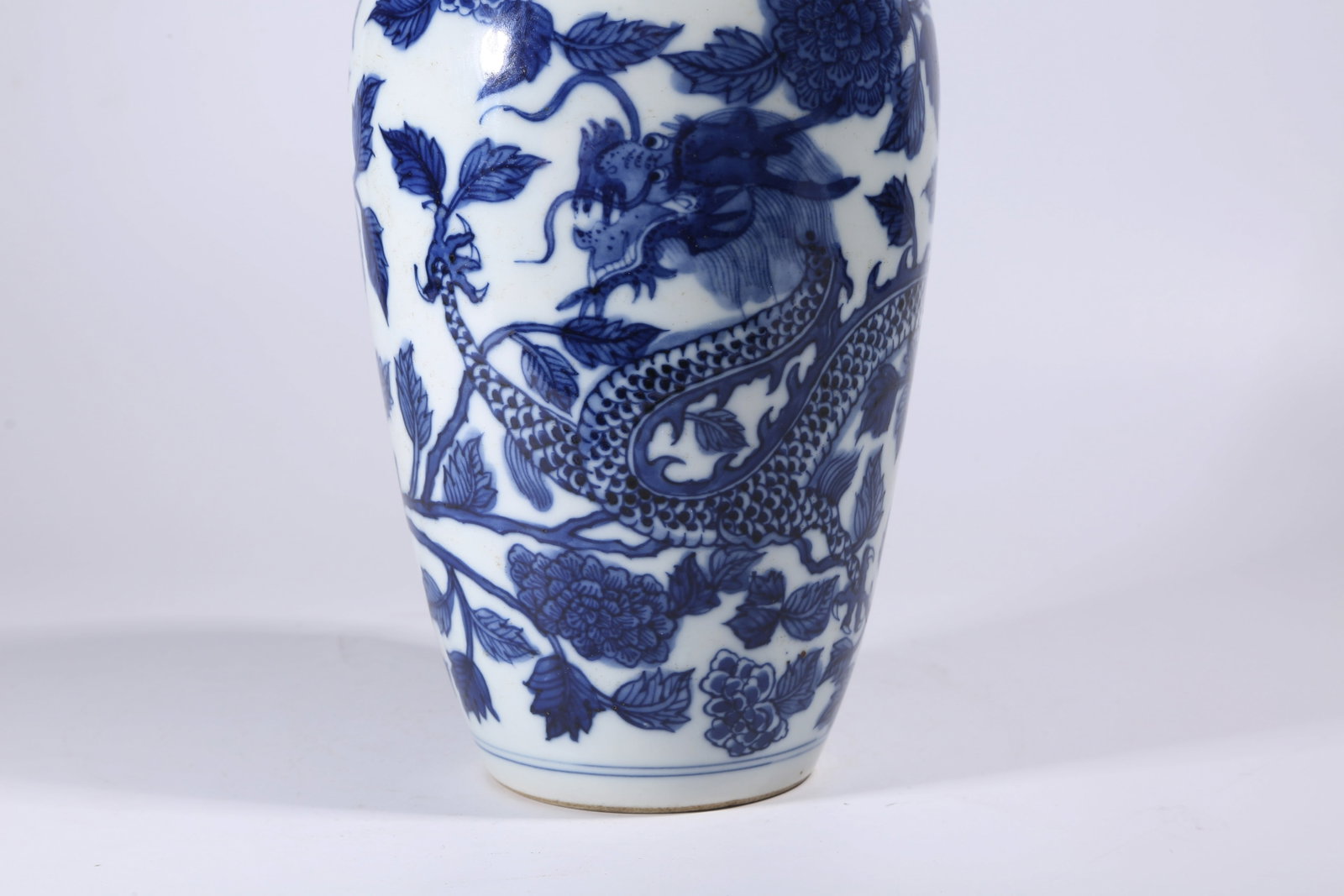 A BLUE-AND-WHITE OPENWORK DRAGON PATTERN VASE - 7