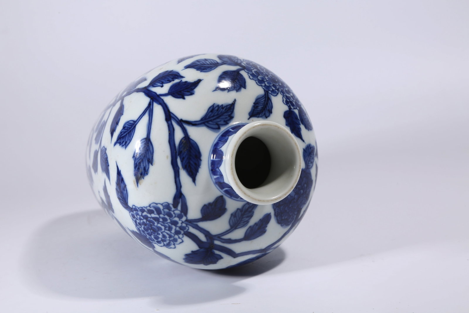 A BLUE-AND-WHITE OPENWORK DRAGON PATTERN VASE - 8