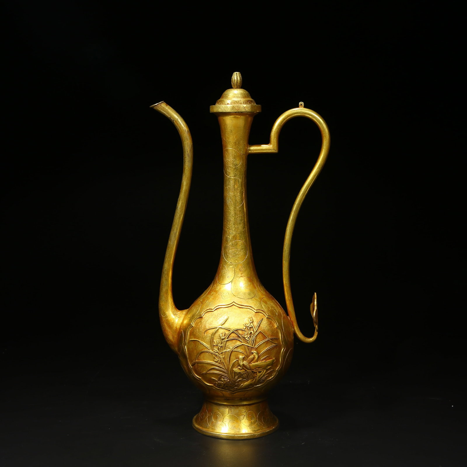 A BRONZE GILT EWER WITH FLORAL AND BIRD PATTERN: Bronze gilt ewer with floral and bird pattern