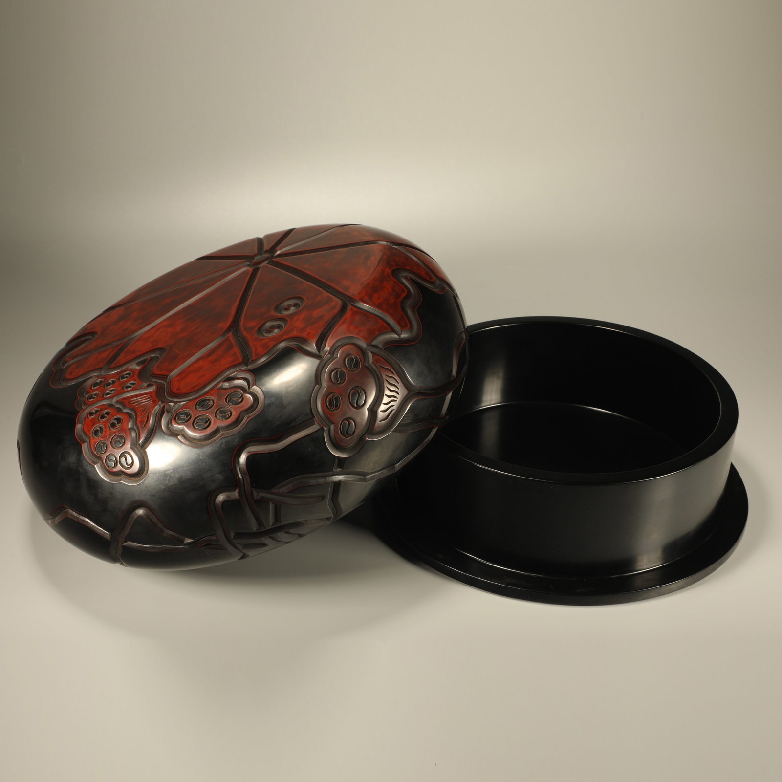 A LACQUER HANDHELD BOX CARVED WITH LOTUS AND LOTUS SEED (1 of 7)