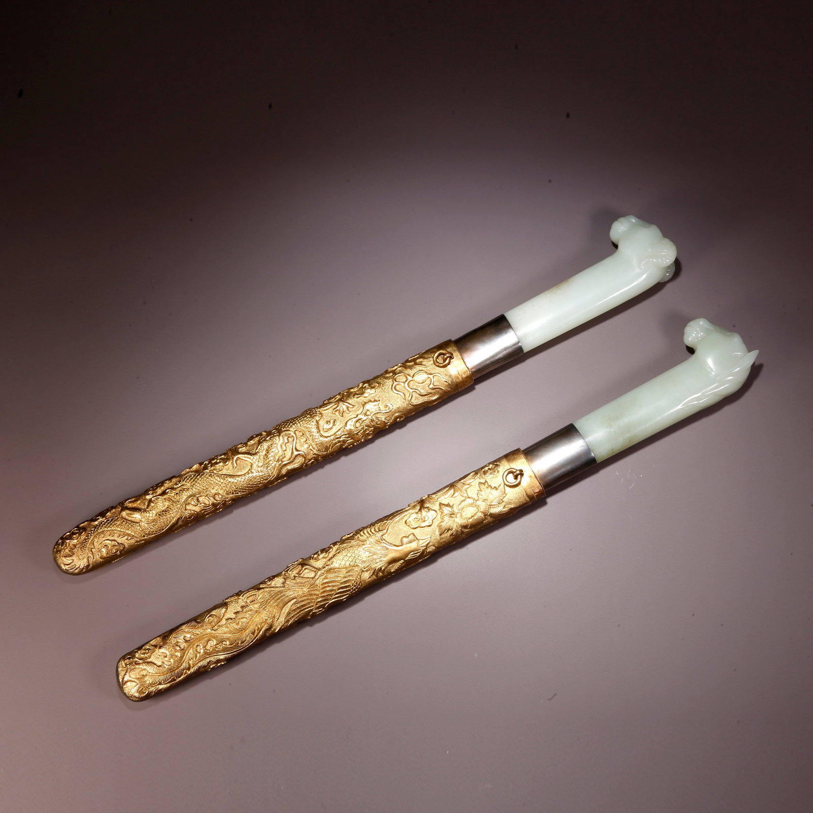 A HETIAN JADE LAMB-HANDLED AND HORSE-HANDLED DINING KNIFE (PAIR) (1 of 10)