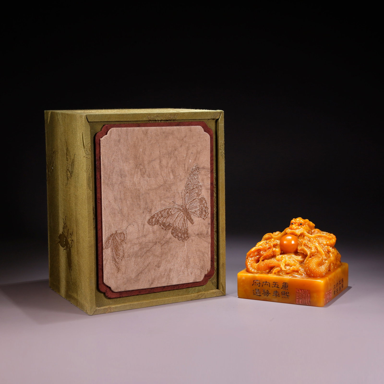 A SHOUSHAN TIANHUANG STONE THREE-DRAGON-HEAD SEAL: Shoushan Tianhuang Stone Three-Dragon-Head Seal